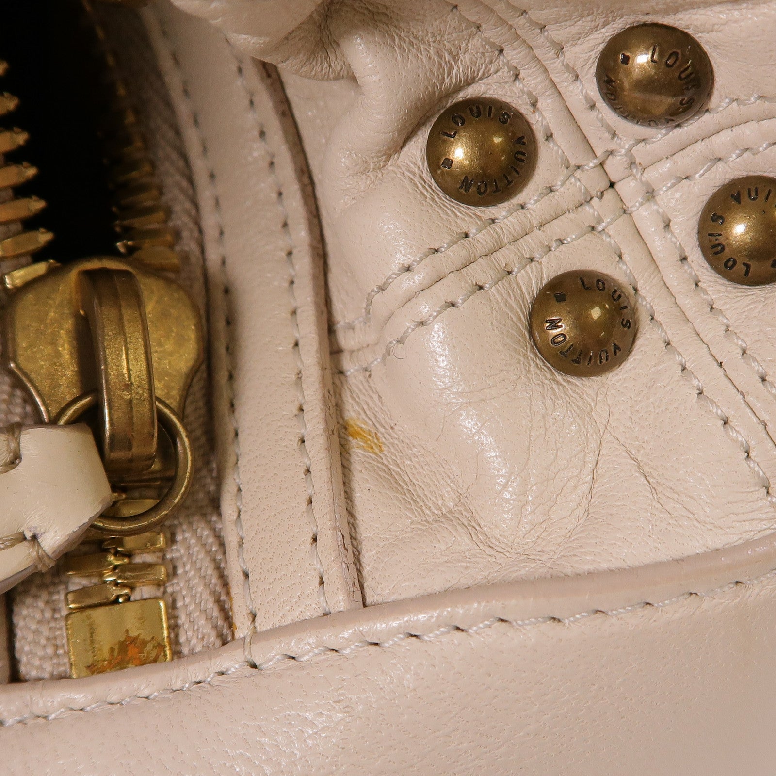 LOUIS VUITTON 牛皮皮革Riveting金扣肩背袋