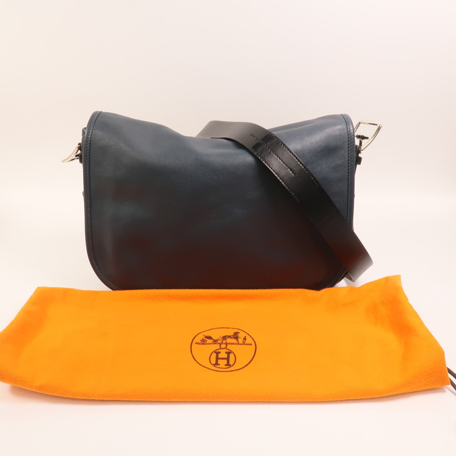 HERMES Sikkim皮革Barda 35銀扣肩背袋
