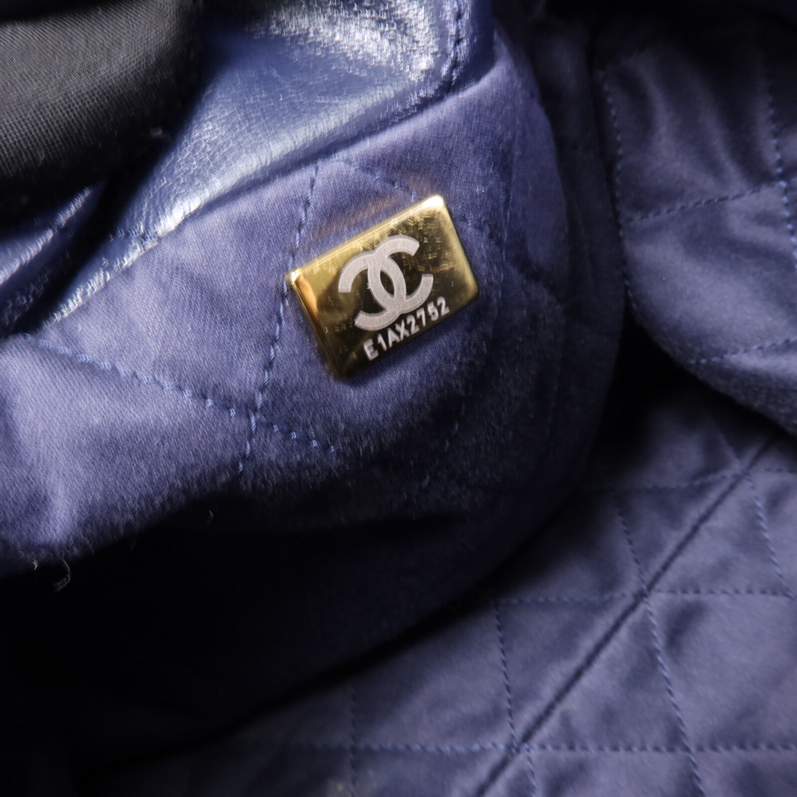 CHANEL 牛皮皮革C22 Medium鏈帶肩背袋
