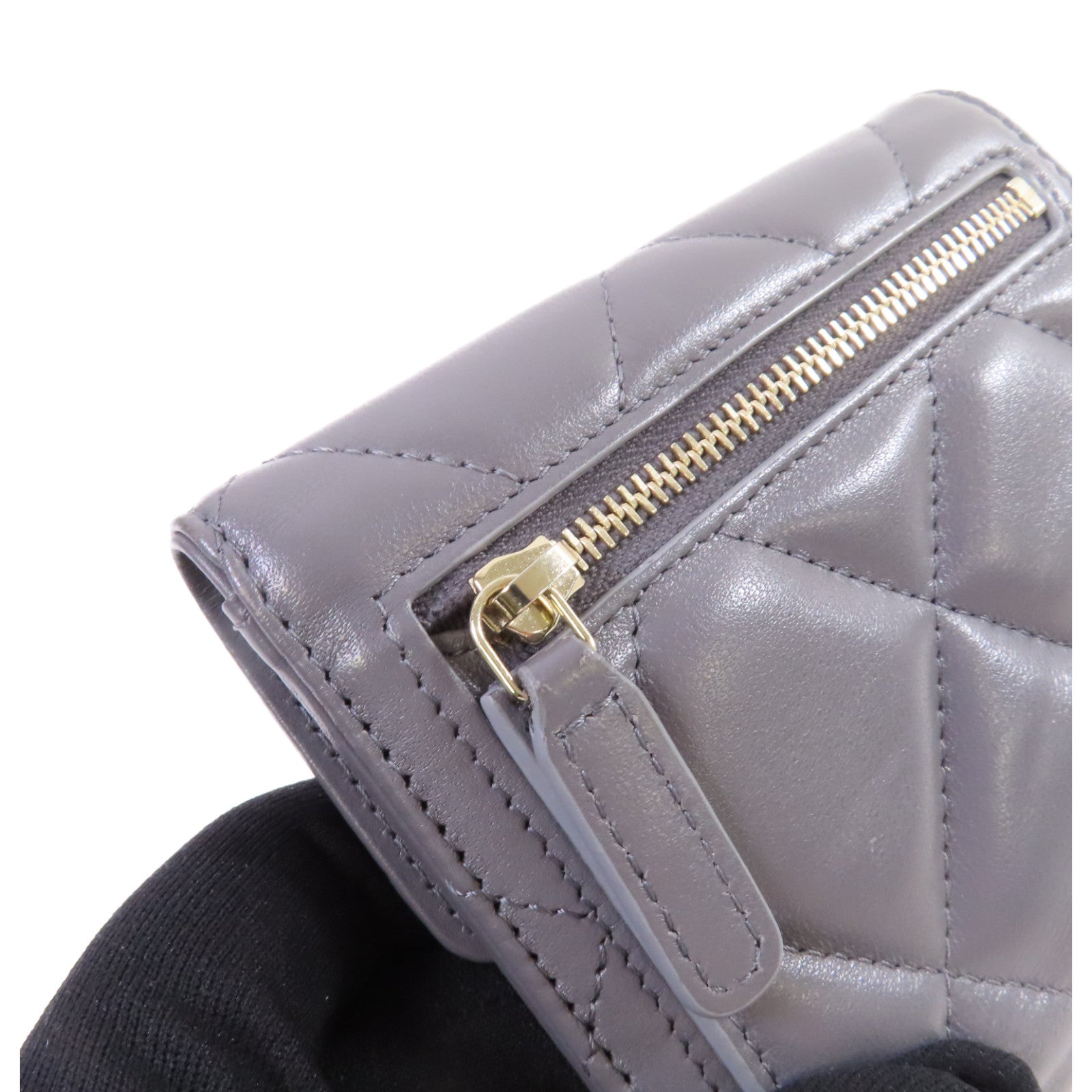 CHANEL 菱格羊皮皮革Chanel 19 Trifold Wallet金扣短錢包灰色