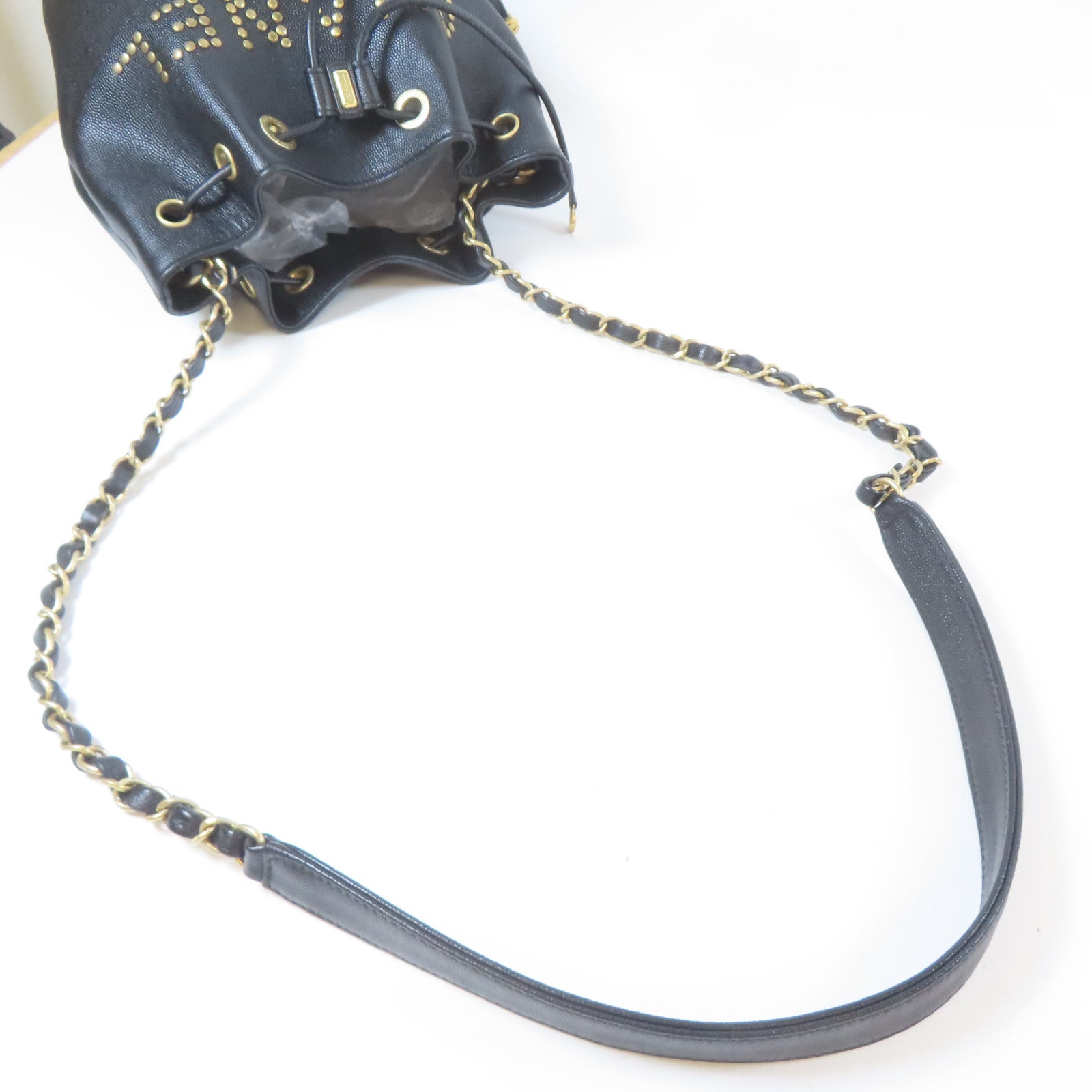 CHANEL Caviar皮革Deauville Drawstring Bucket金扣鏈帶肩背袋黑色