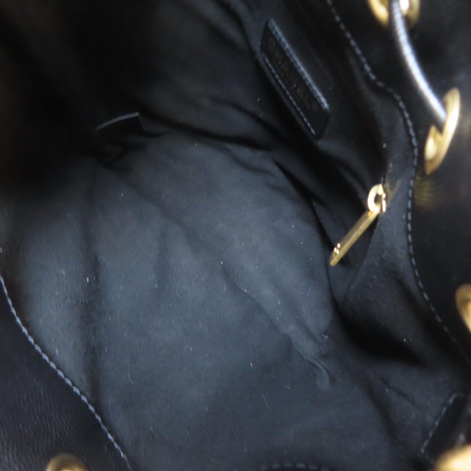 CHANEL Caviar皮革Deauville Drawstring Bucket金扣鏈帶肩背袋黑色
