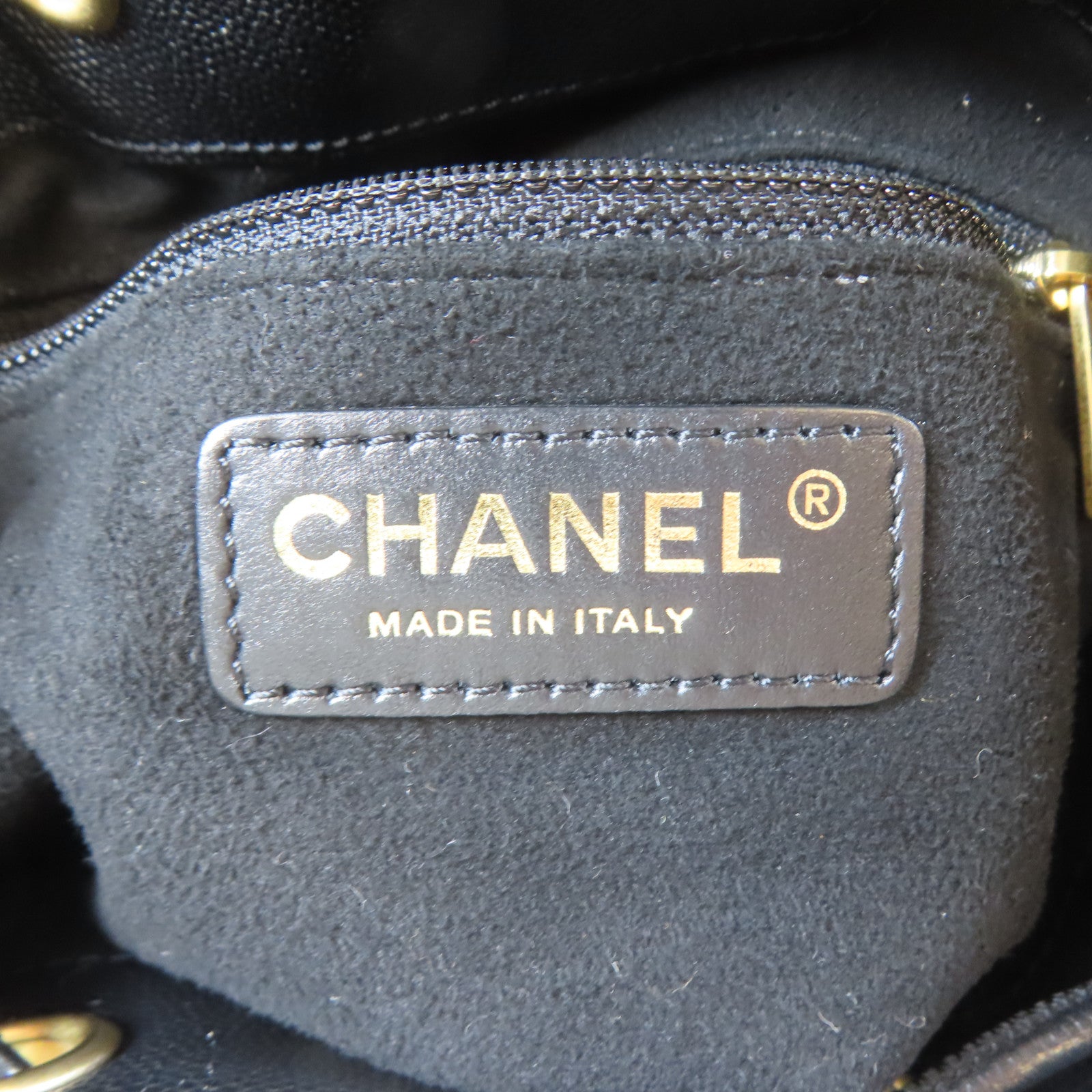 CHANEL Caviar皮革Deauville Drawstring Bucket金扣鏈帶肩背袋黑色