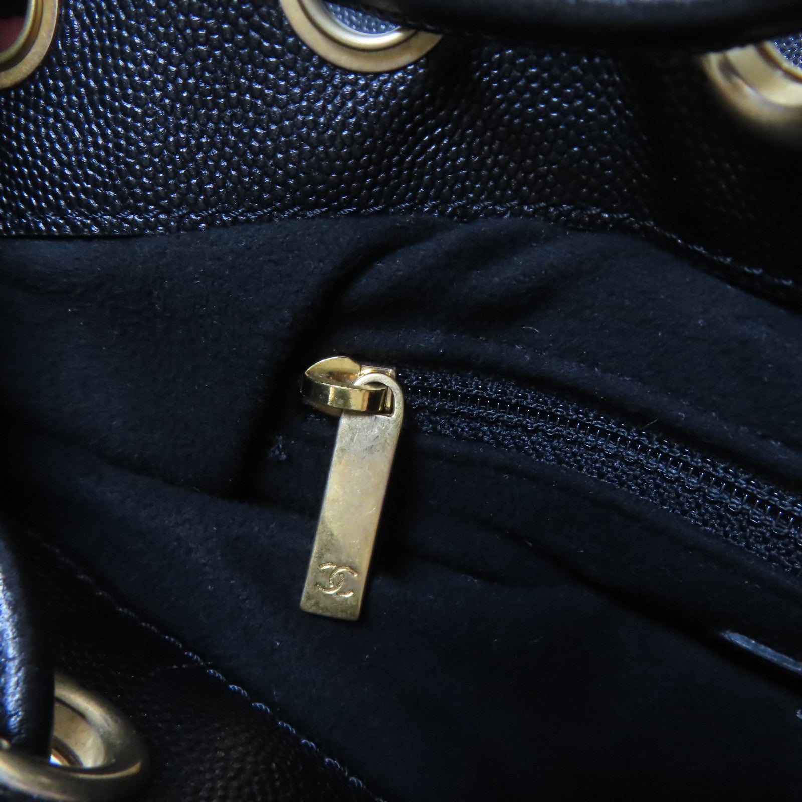 CHANEL Caviar皮革Deauville Drawstring Bucket金扣鏈帶肩背袋黑色