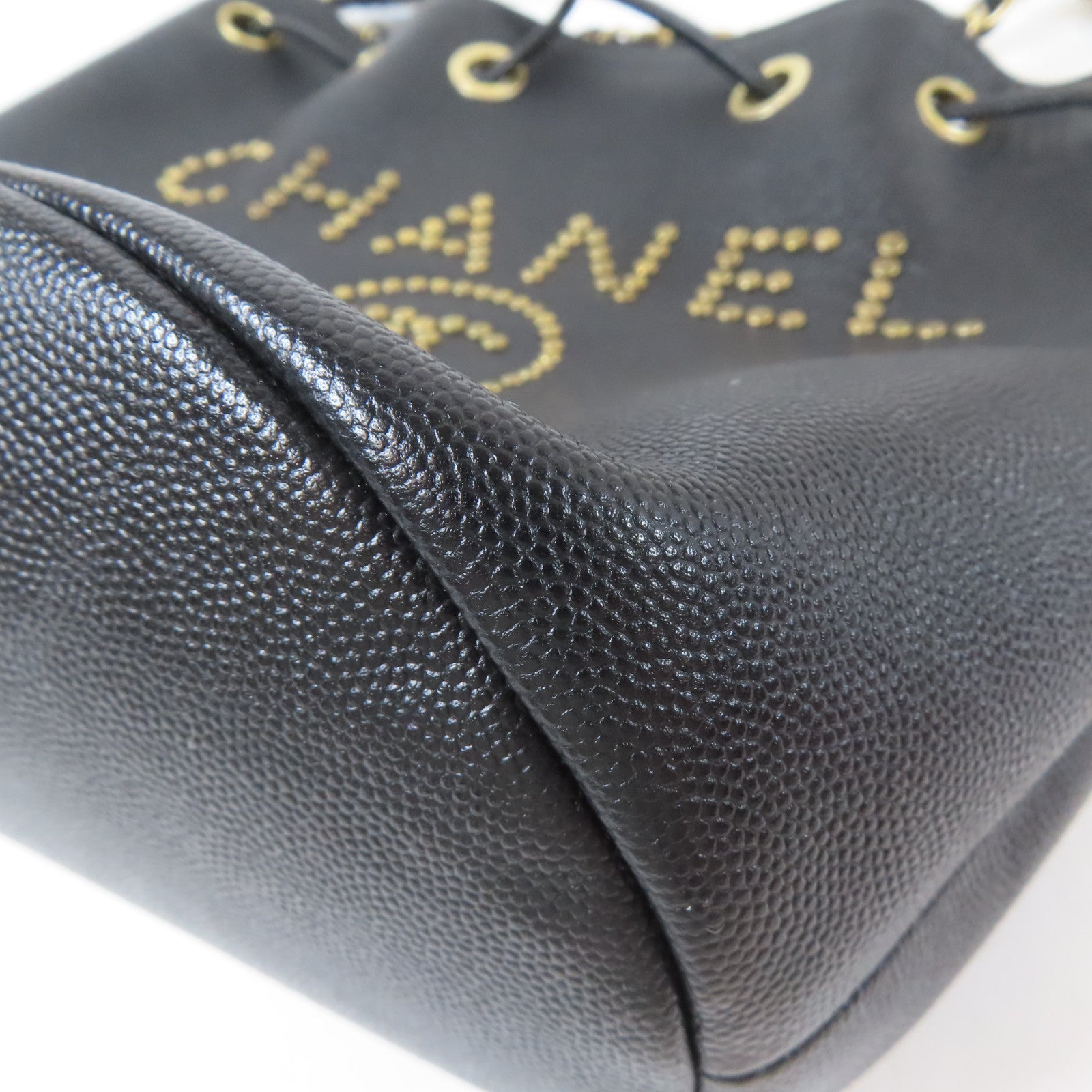 CHANEL Caviar皮革Deauville Drawstring Bucket金扣鏈帶肩背袋黑色
