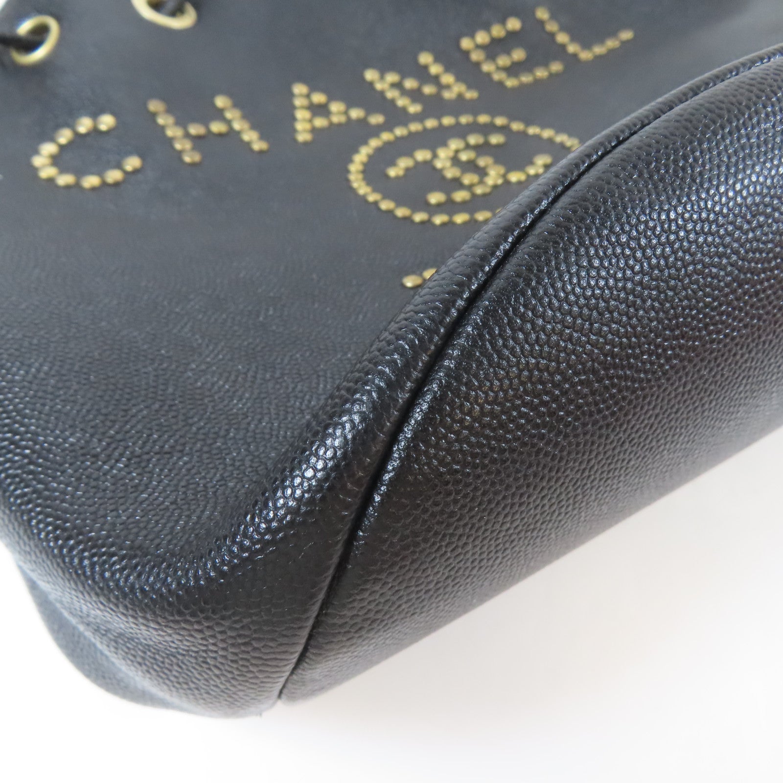 CHANEL Caviar皮革Deauville Drawstring Bucket金扣鏈帶肩背袋黑色