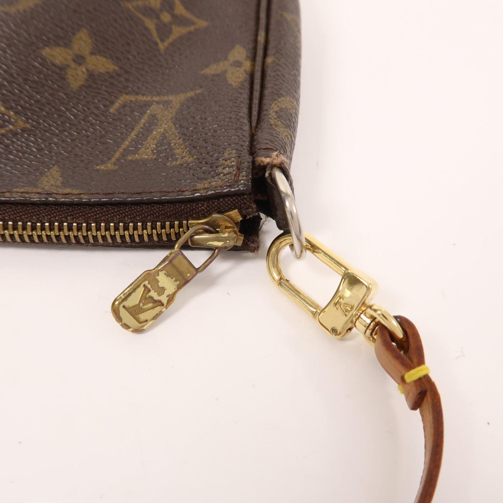 LOUIS VUITTON Monogram Pochette Accessoires金扣手拿包棕色