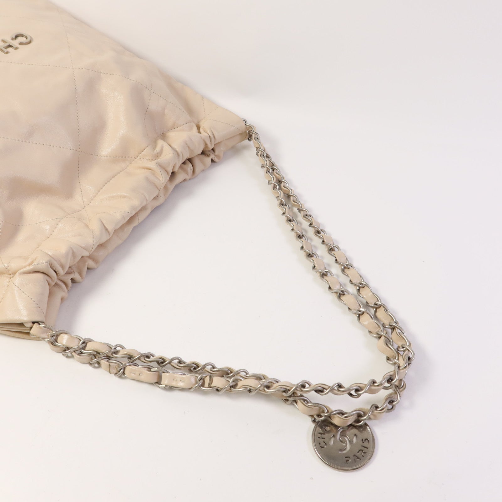 CHANEL 牛皮皮革Chanel 22銀扣肩背袋