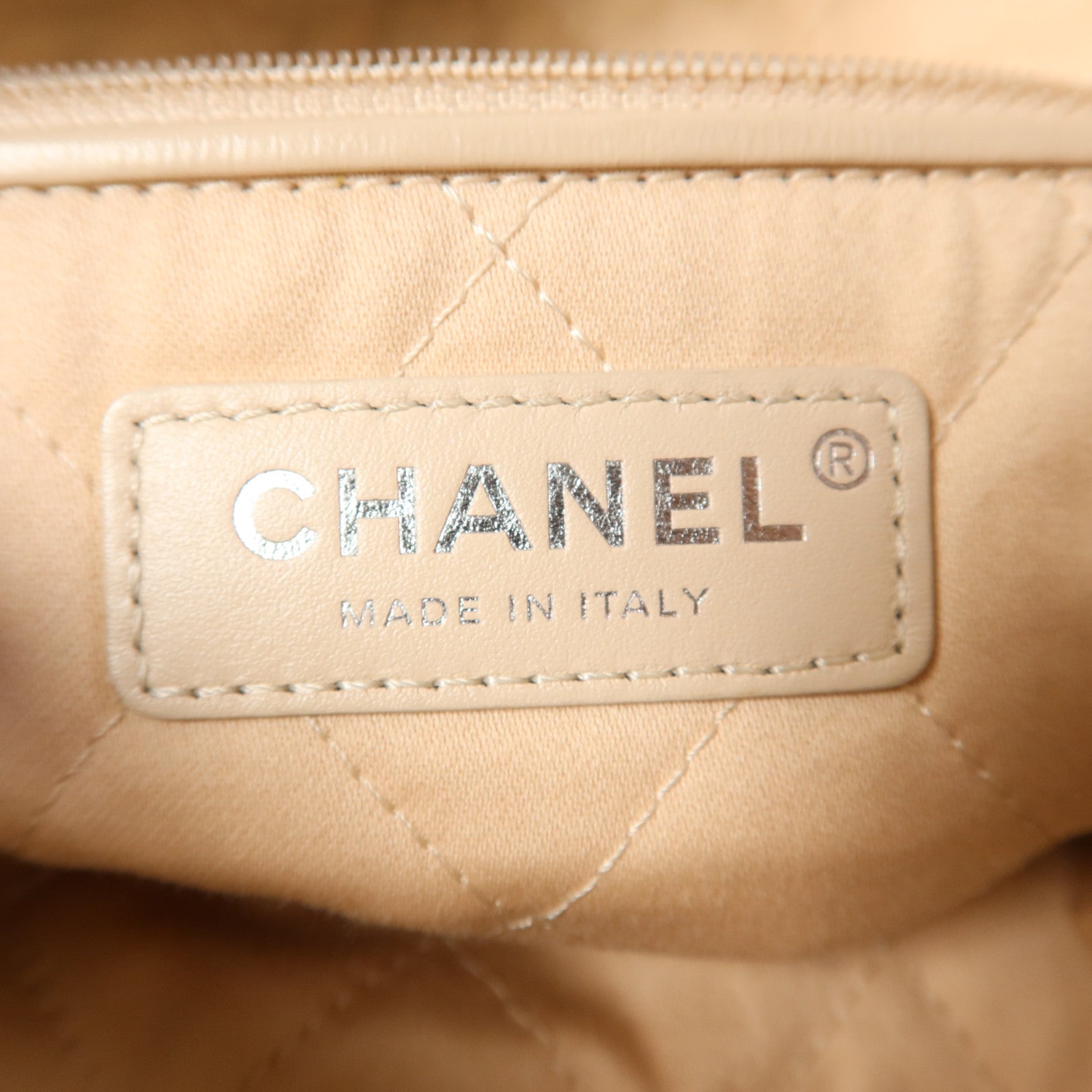 CHANEL 牛皮皮革Chanel 22銀扣肩背袋
