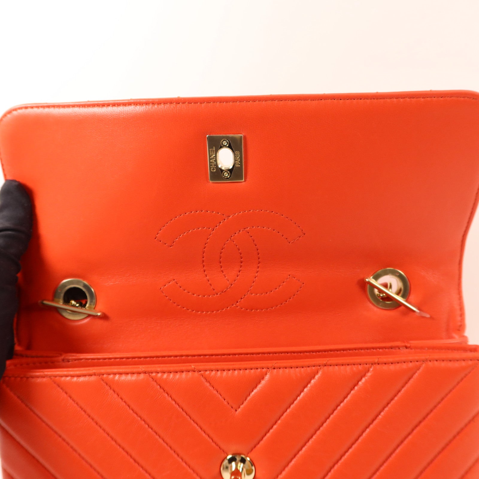 CHANEL 羊皮皮革Trendy CC Chevron Wallet On Chain金扣鏈帶肩背袋