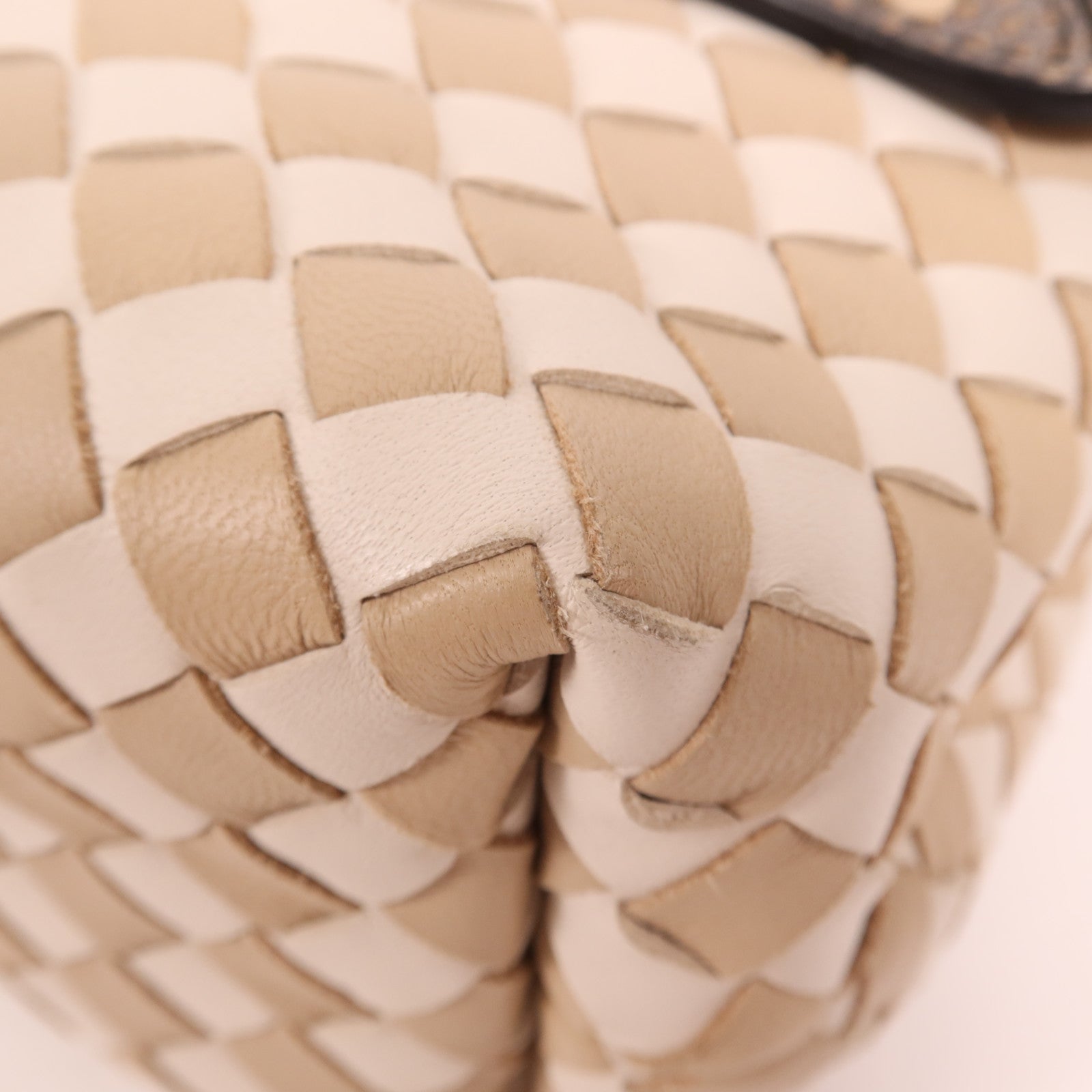 BOTTEGA VENETA 羊皮皮革Olimpia Checker銀扣肩背袋