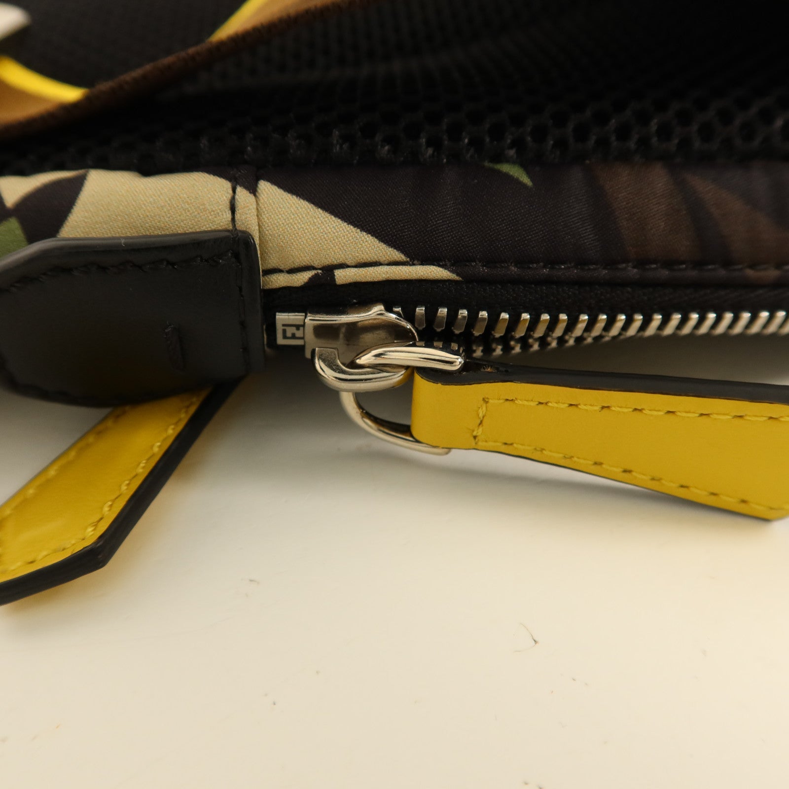 FENDI 尼龍Shoulder Bag銀扣肩背袋
