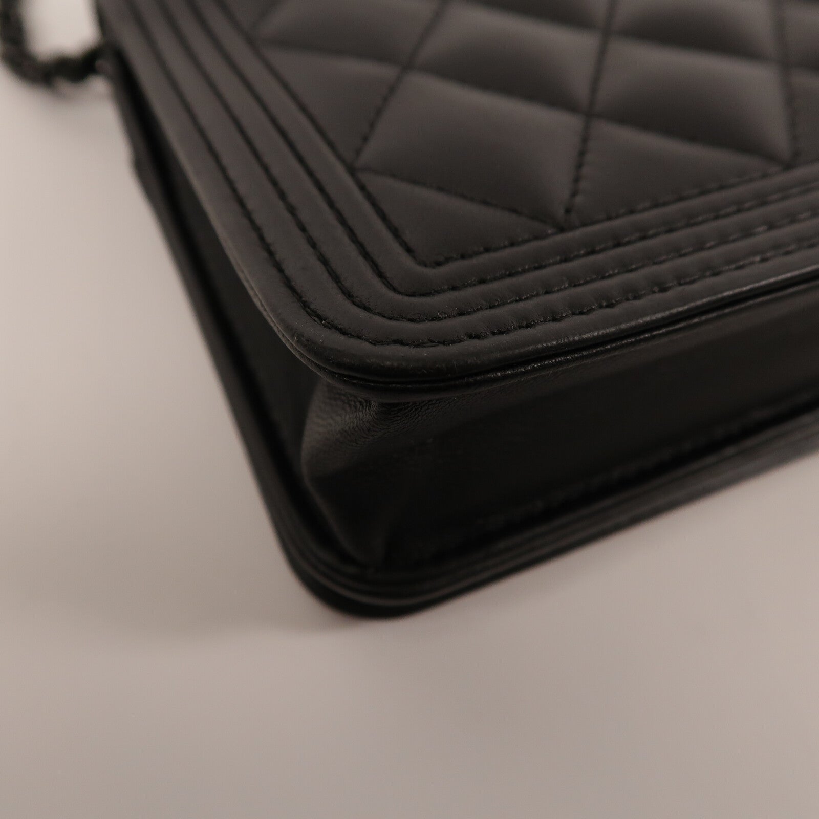 CHANEL 羊皮皮革Boy Wallet On Chain So Black鏈帶肩背袋