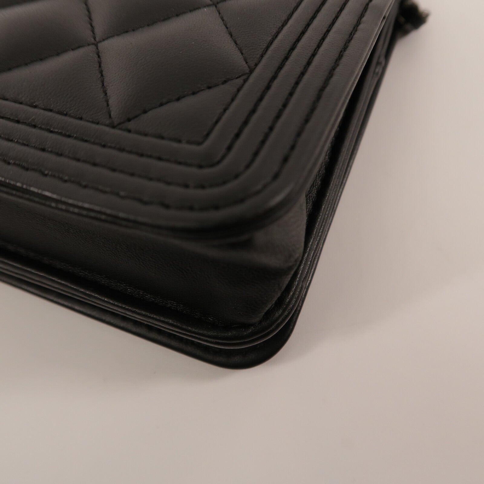 CHANEL 羊皮皮革Boy Wallet On Chain So Black鏈帶肩背袋