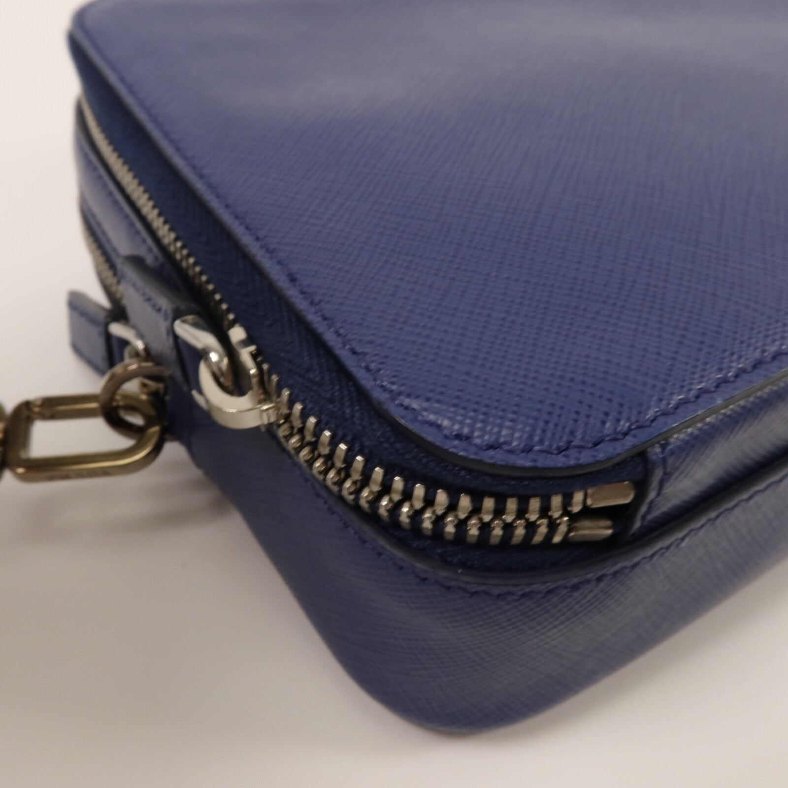 PRADA Saffiano皮革Double-Zipper Clutch手拿包