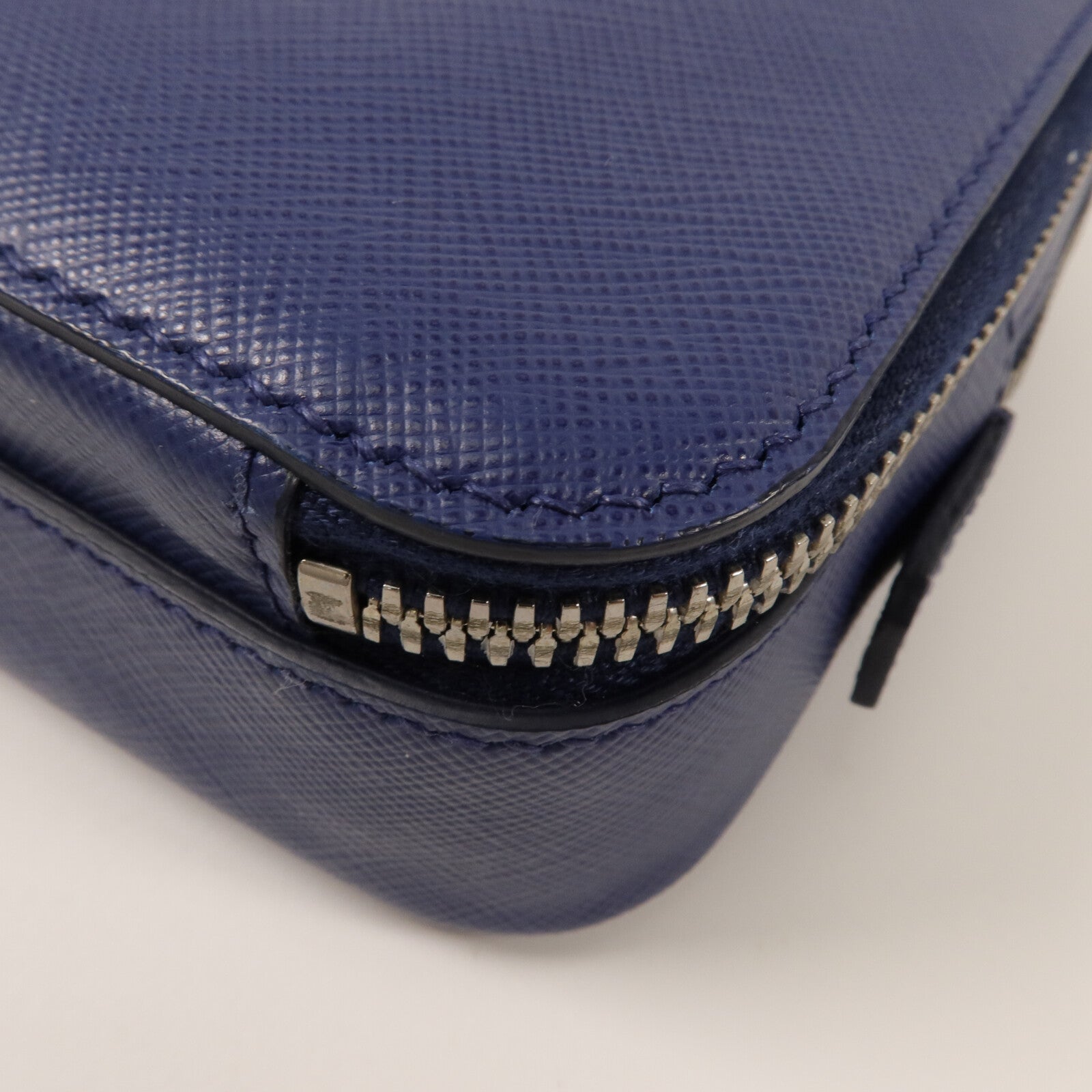 PRADA Saffiano皮革Double-Zipper Clutch手拿包