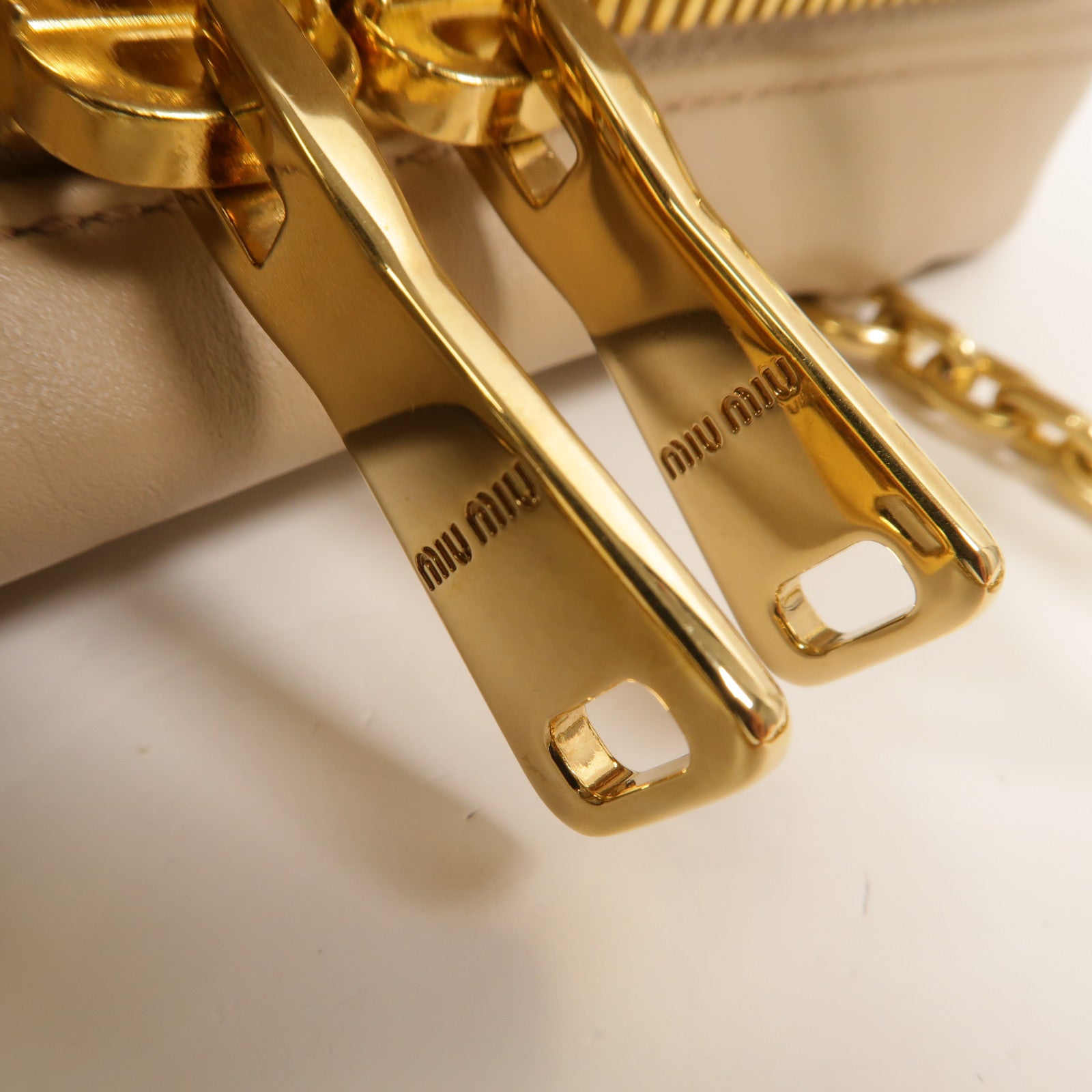 Miu Miu 牛皮皮革Softy Logo Bag鏈帶肩背袋