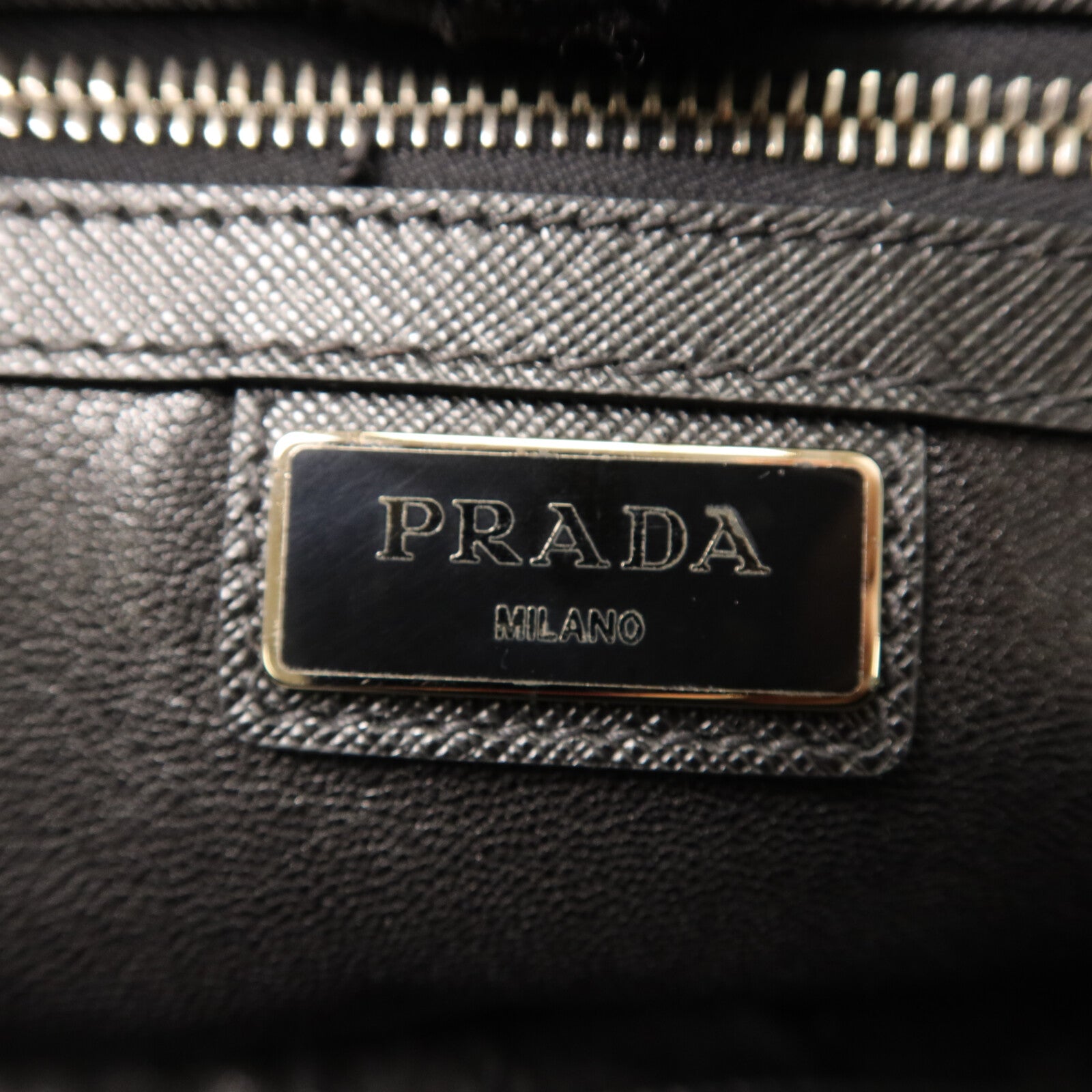 PRADA Saffiano皮革Double-Zipper Clutch手拿包