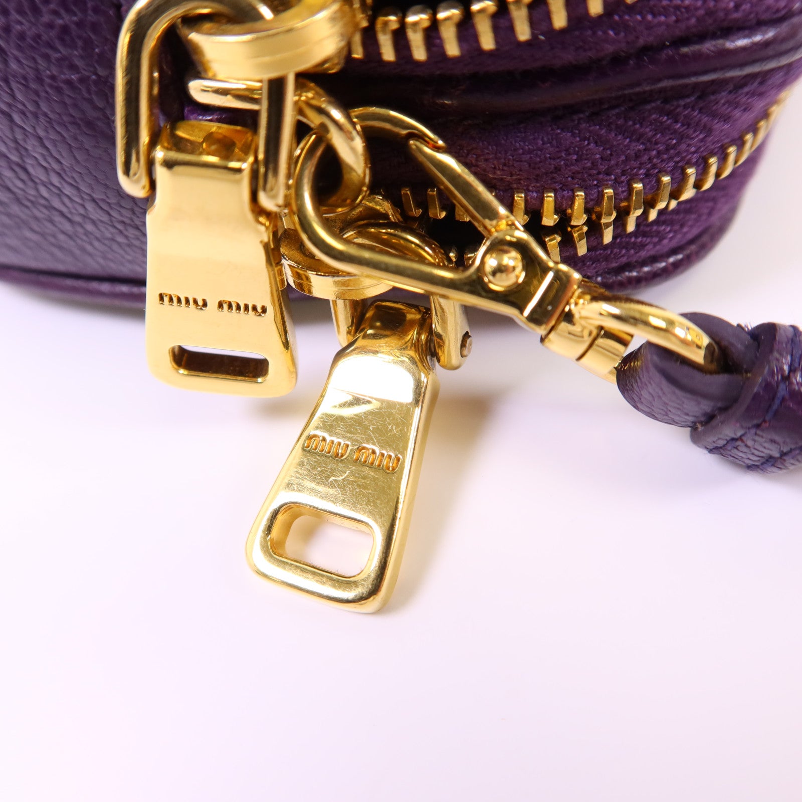 Miu Miu 牛皮皮革Handbag金扣手挽袋