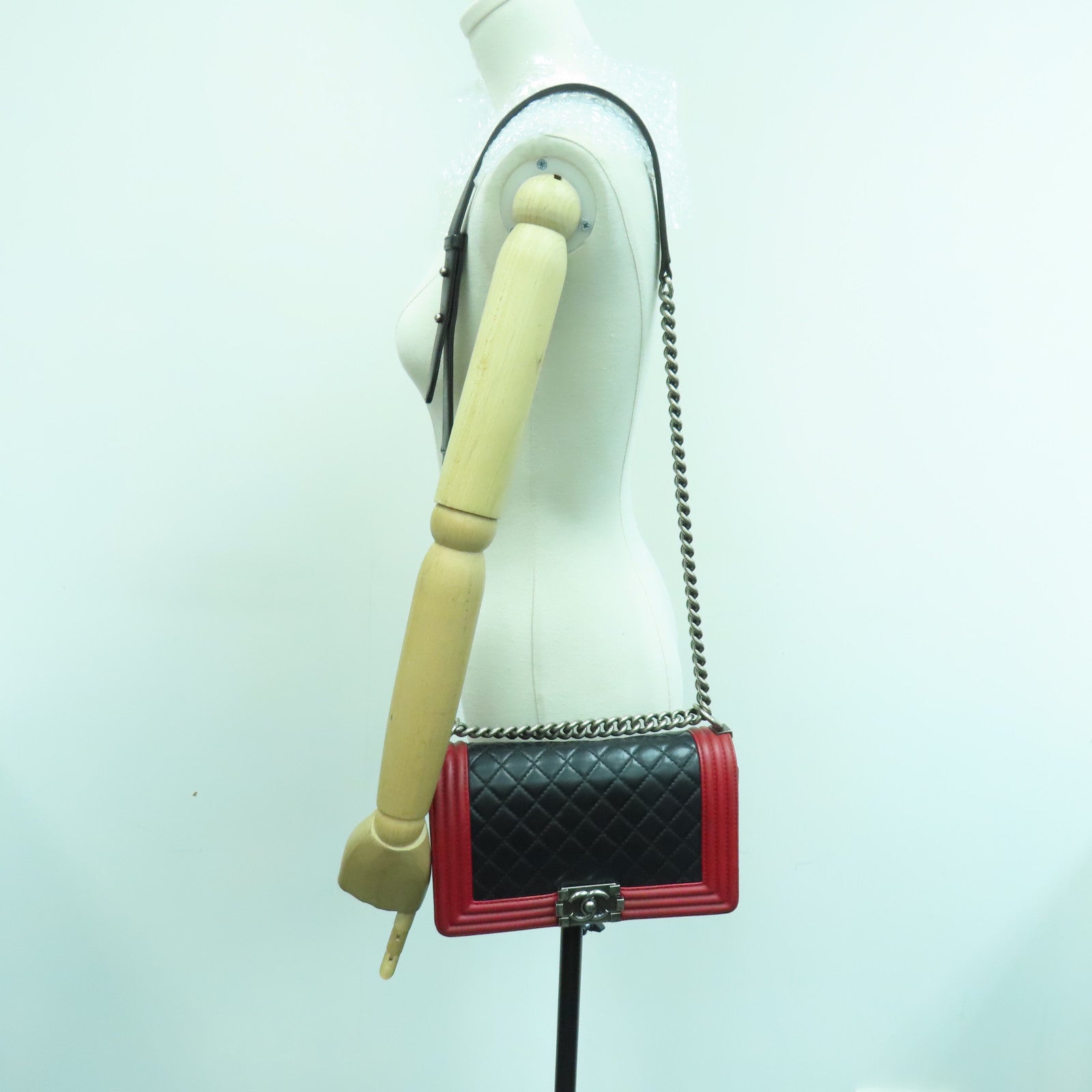 CHANEL 【清倉大減價】菱格羊皮Boy Chanel Shoulder Bag銀扣鏈帶肩背袋黑紅色
