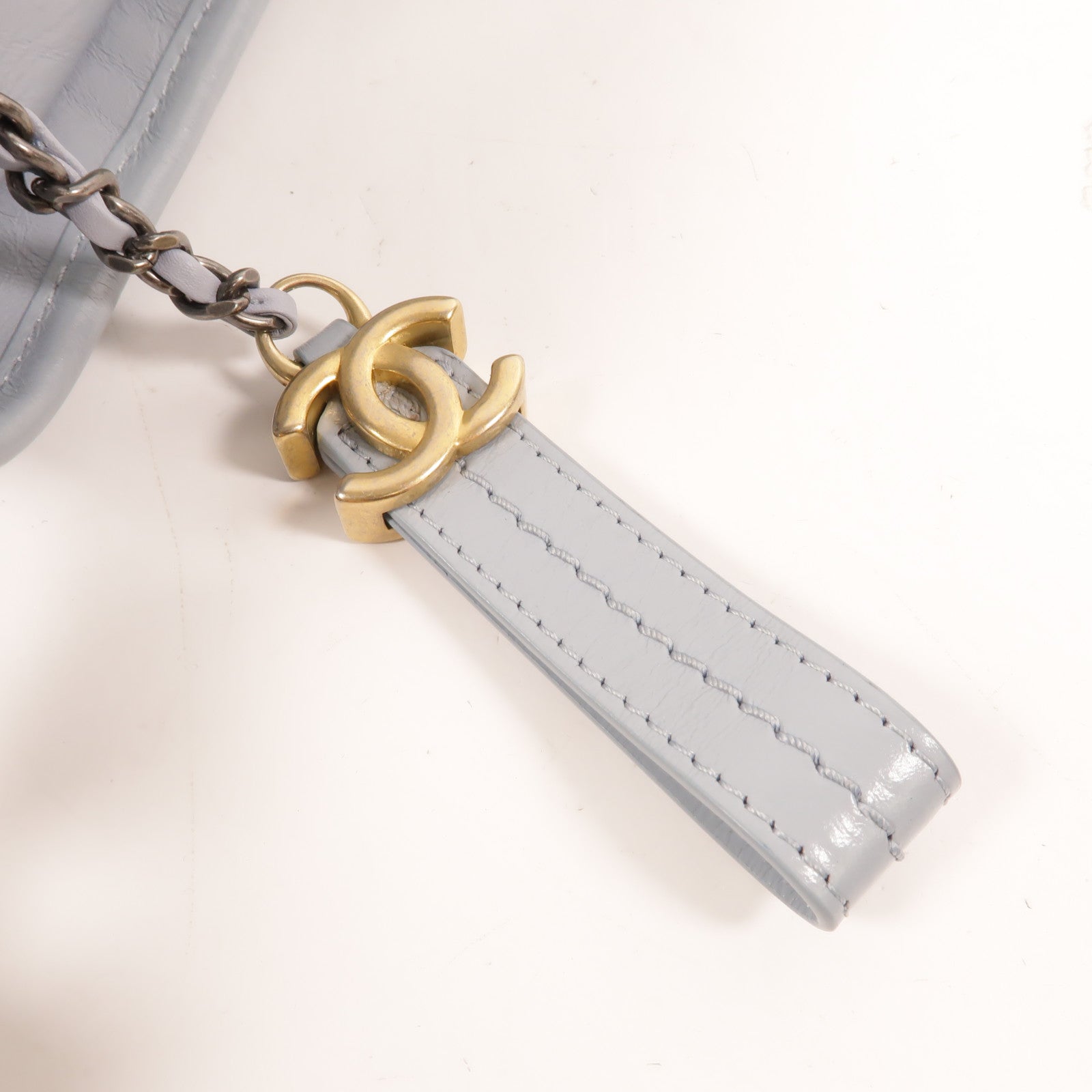 CHANEL 牛皮皮革Gabrielle Medium鏈帶肩背袋