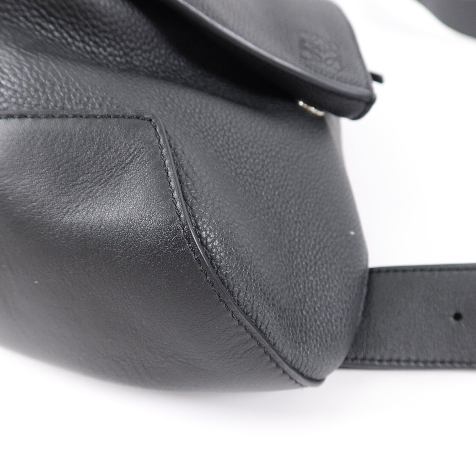 LOEWE 牛皮皮革Anton Sling肩背袋