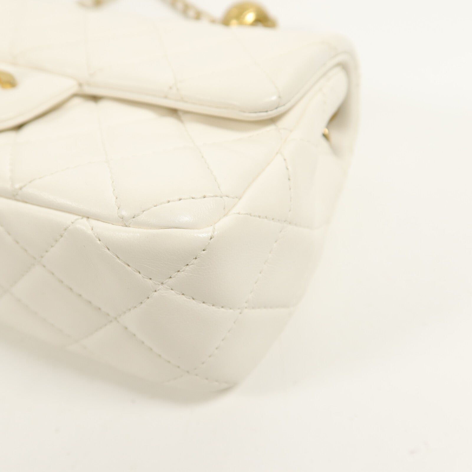CHANEL 羊皮皮革Mini Classic 20 Gold Ball鏈帶肩背袋