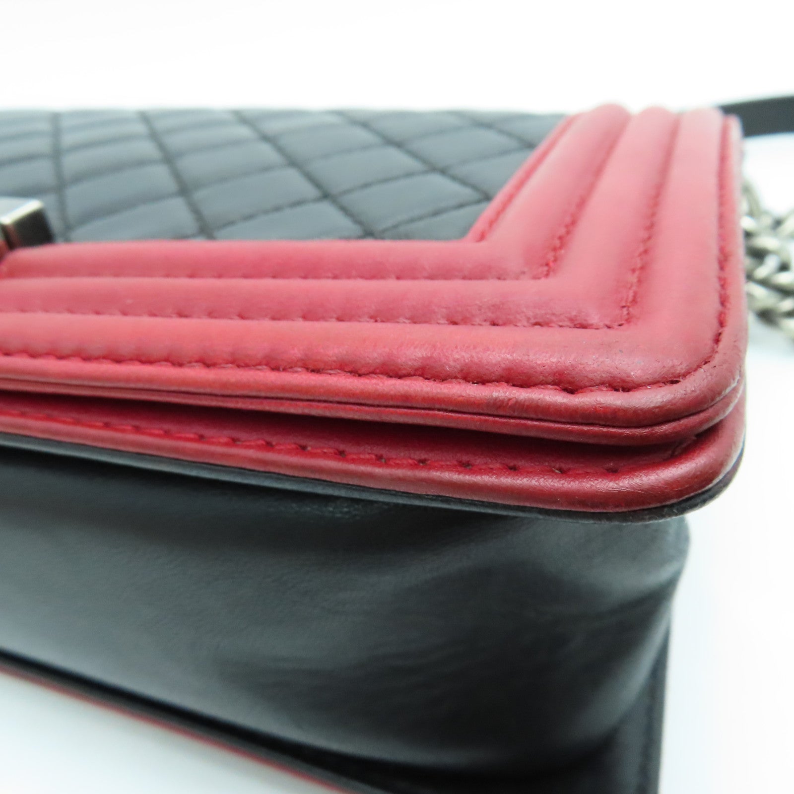 CHANEL 【清倉大減價】菱格羊皮Boy Chanel Shoulder Bag銀扣鏈帶肩背袋黑紅色