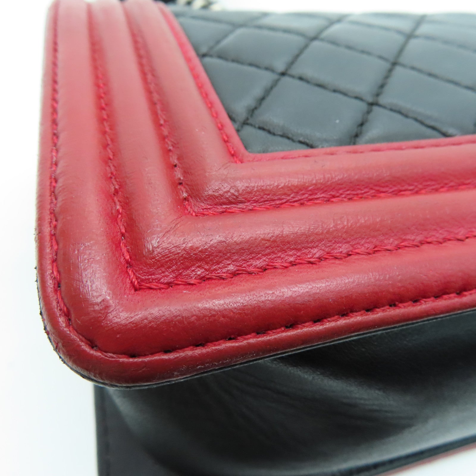 CHANEL 【清倉大減價】菱格羊皮Boy Chanel Shoulder Bag銀扣鏈帶肩背袋黑紅色