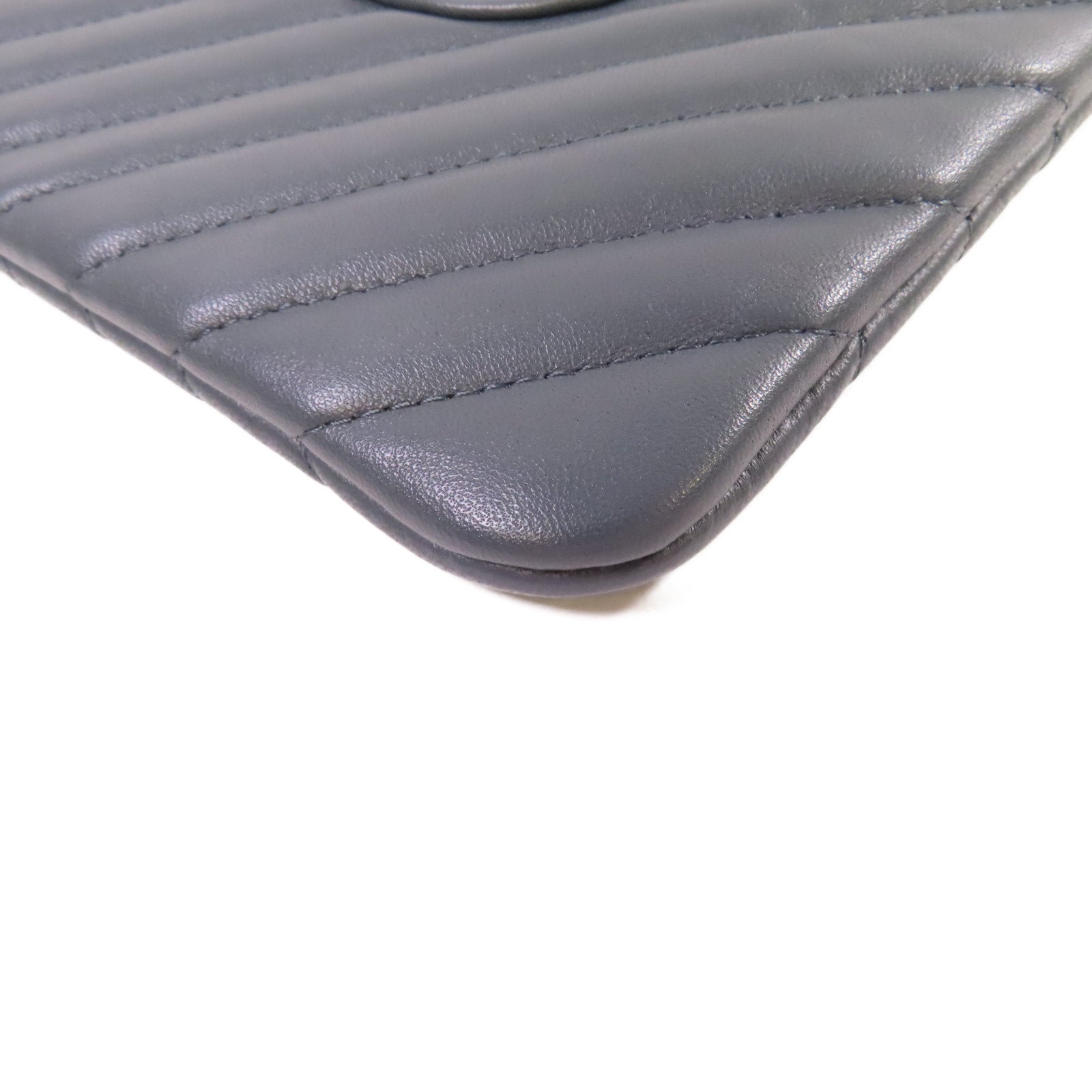 CHANEL 斜紋羊皮皮革Pouch金扣手拿包灰色