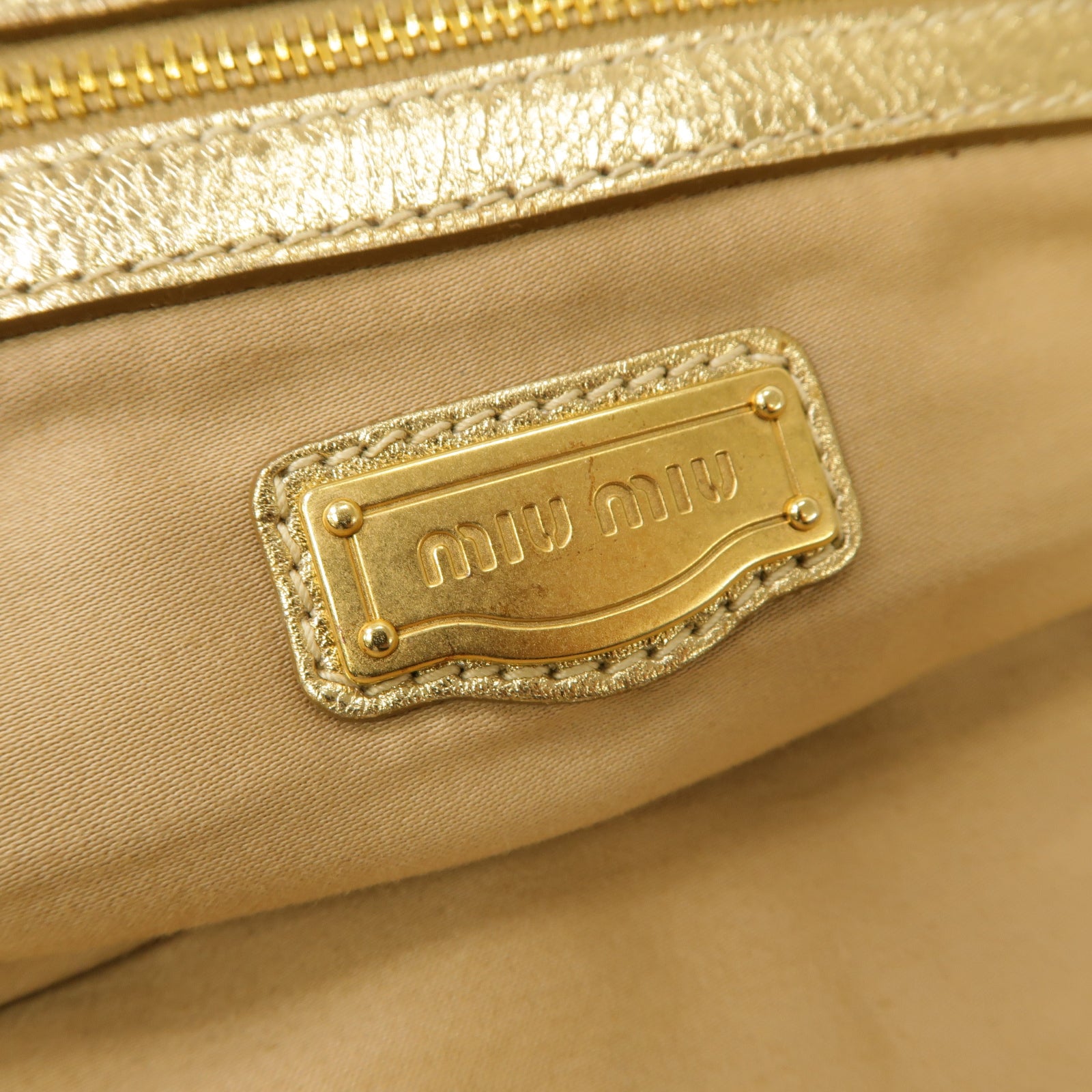 Miu Miu 牛皮皮革Clutch Bag金扣手拿包金色