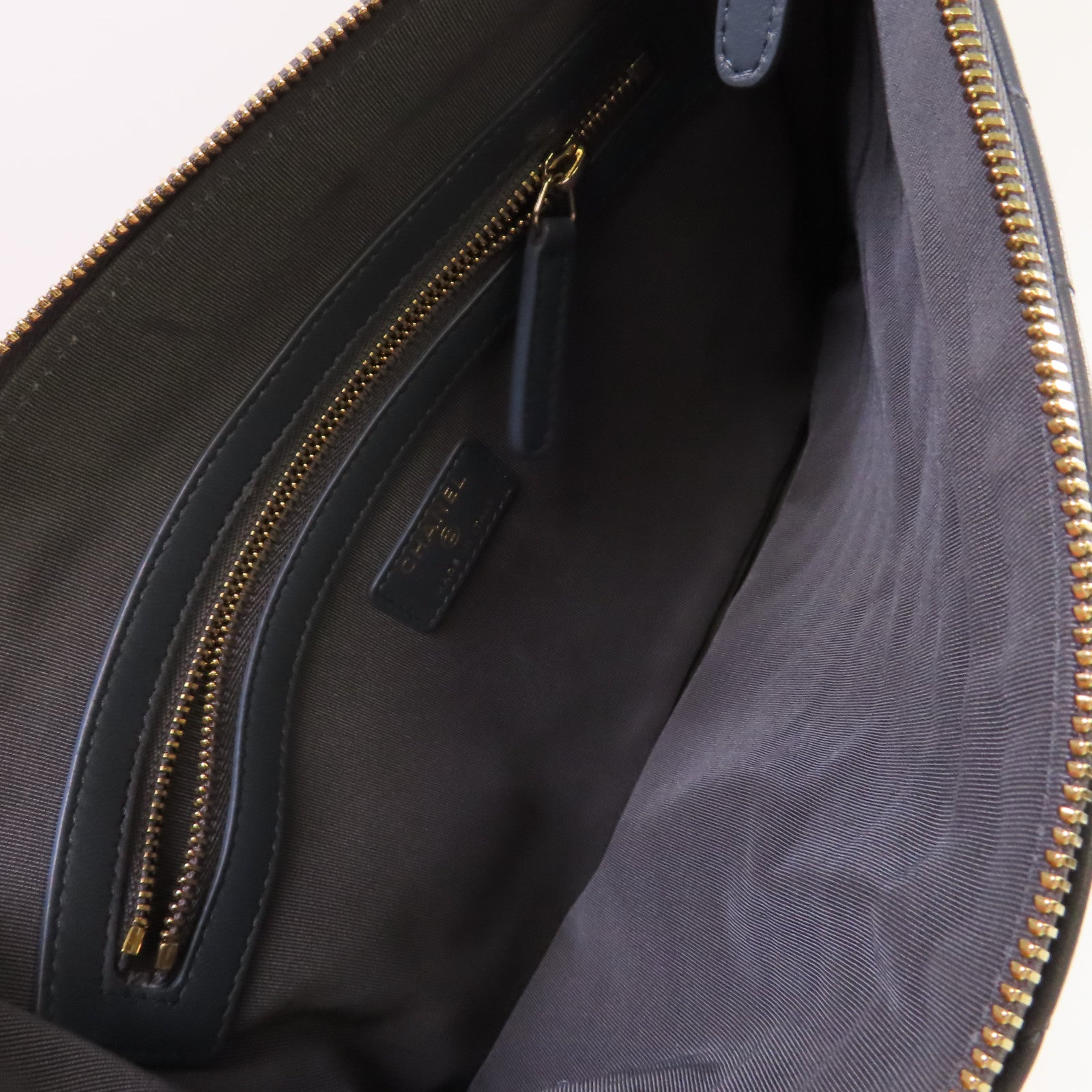 CHANEL 斜紋羊皮皮革Pouch金扣手拿包灰色
