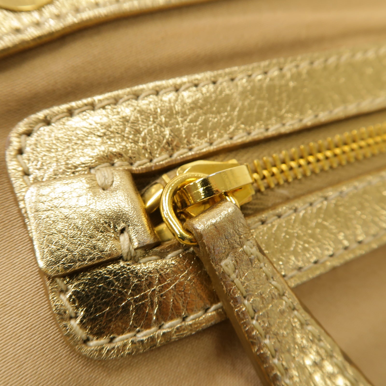 Miu Miu 牛皮皮革Clutch Bag金扣手拿包金色