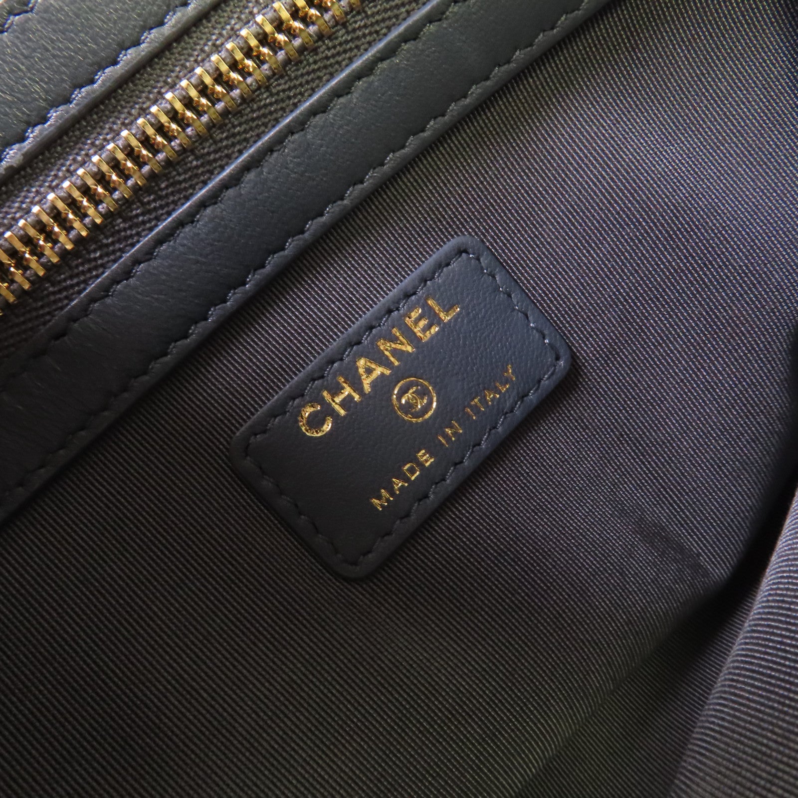 CHANEL 斜紋羊皮皮革Pouch金扣手拿包灰色