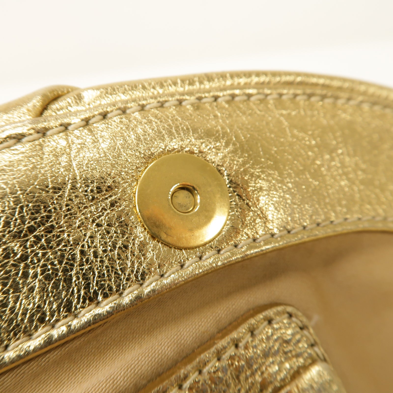 Miu Miu 牛皮皮革Clutch Bag金扣手拿包金色