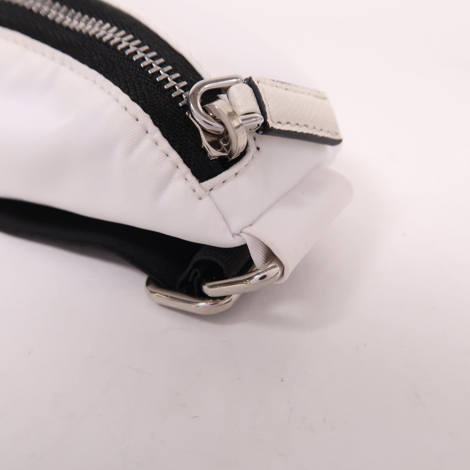 PRADA 尼龍Pouch銀扣手拿包