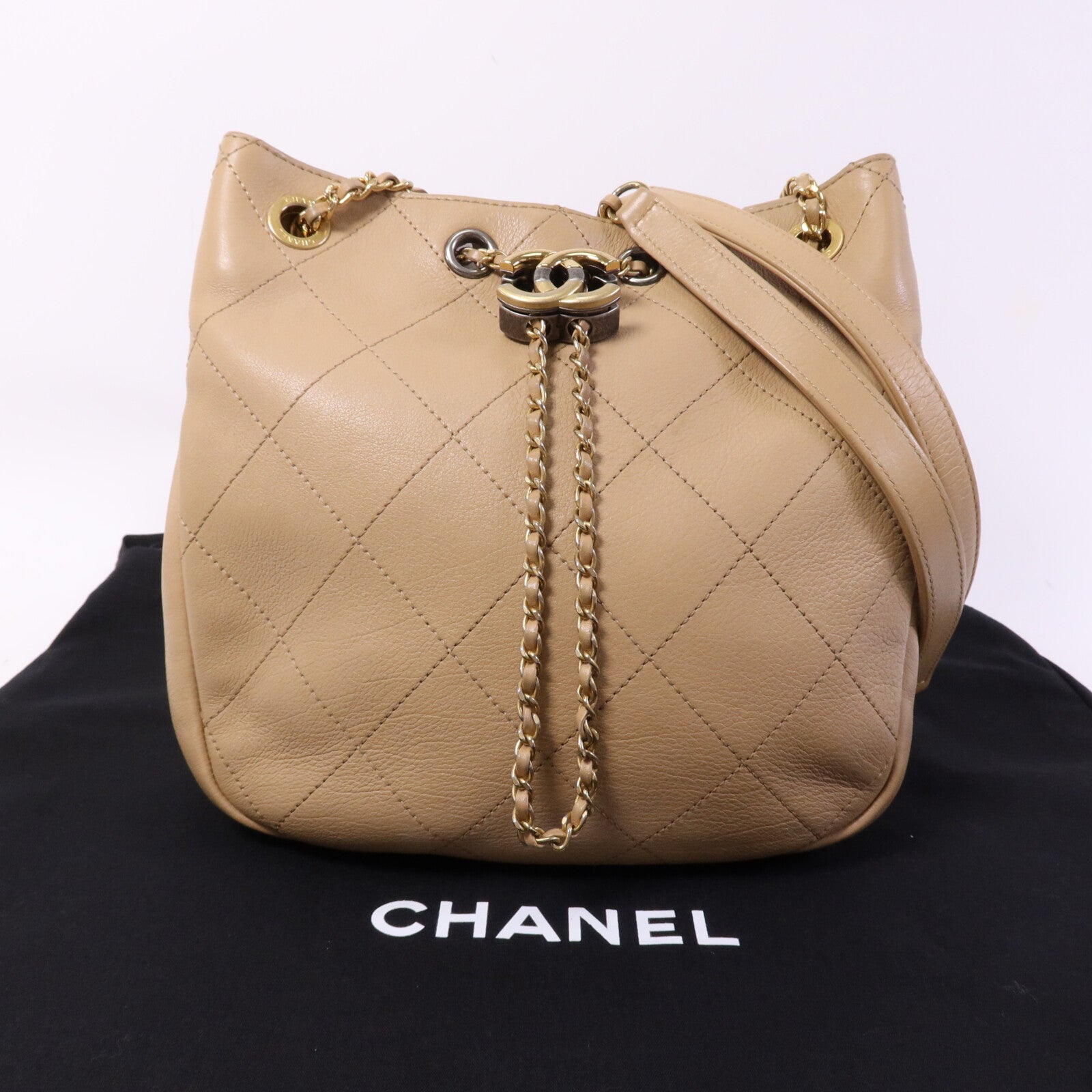 CHANEL 牛皮皮革Egyptian Amulet金扣鏈帶肩背袋