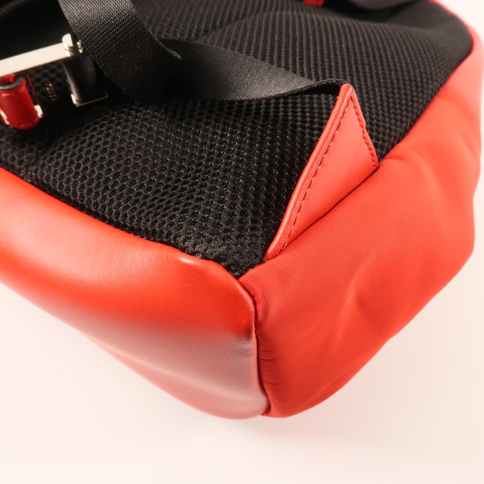 FENDI 牛皮皮革Backpack銀扣背包