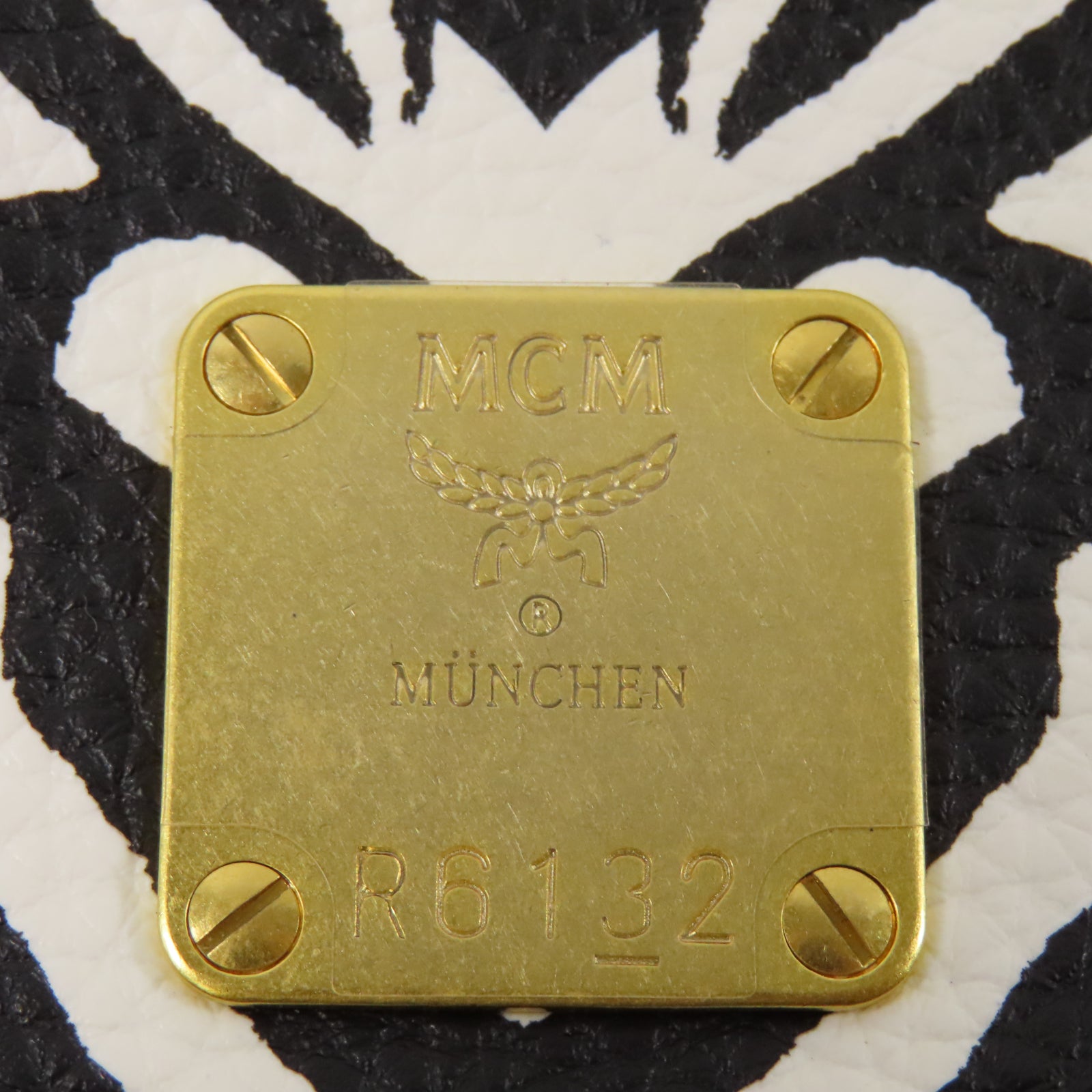 MCM 【激減優惠】皮革MCM Tote Bag金扣手挽袋黑色/白色