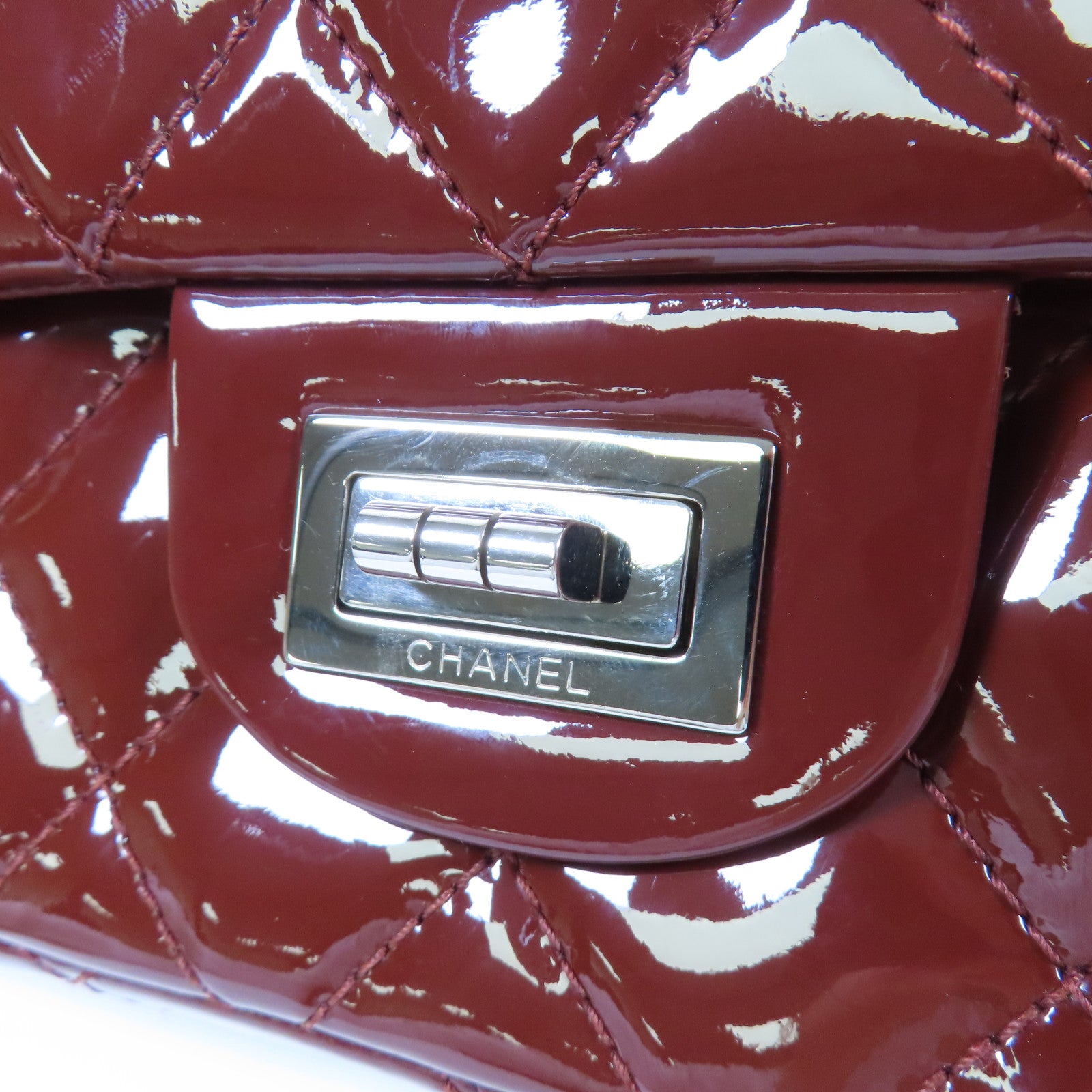 CHANEL 漆皮皮革2.55 Maxi銀扣鏈帶肩背袋