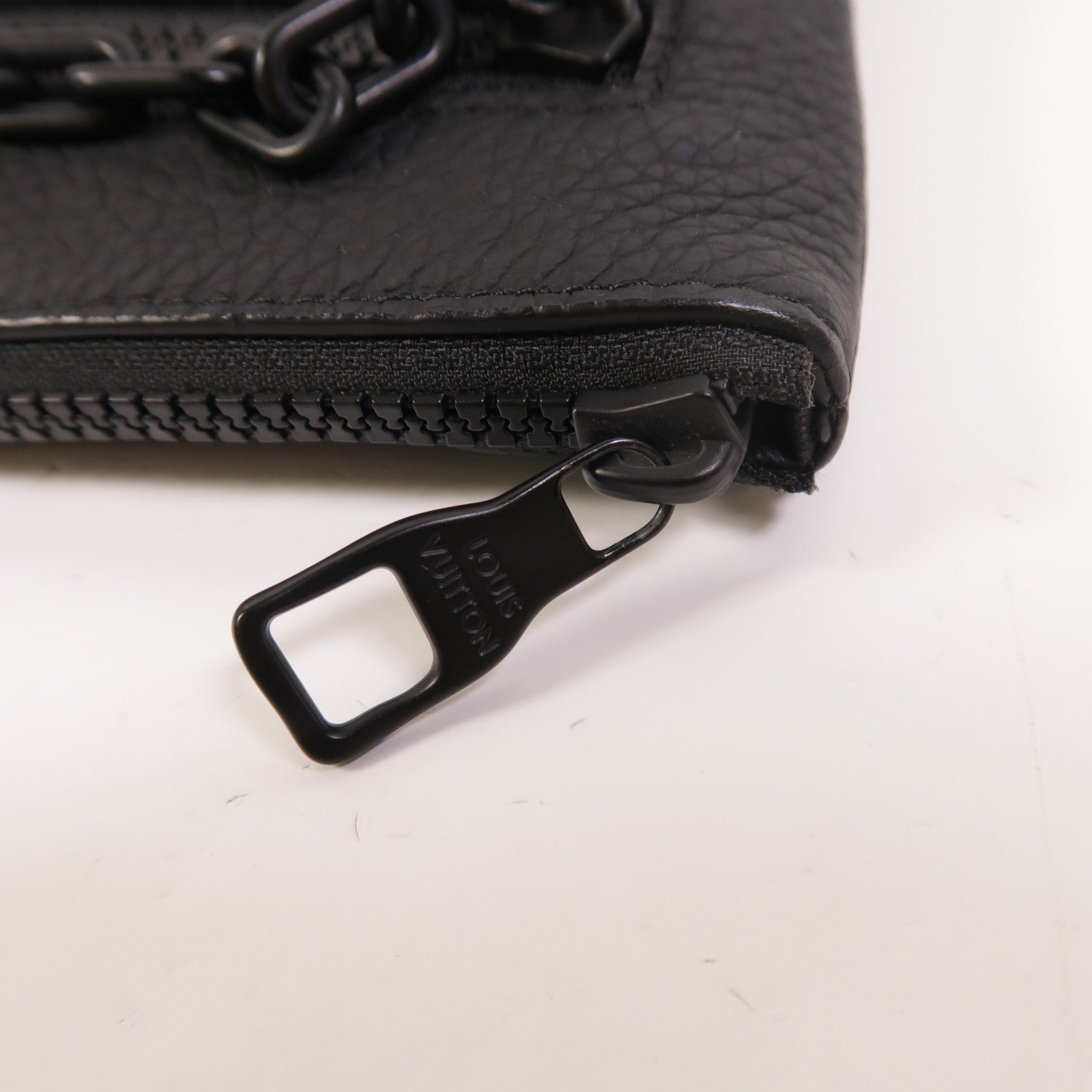LOUIS VUITTON Monogram Taurillon Zoom With Friends A4 Pouch手拿包