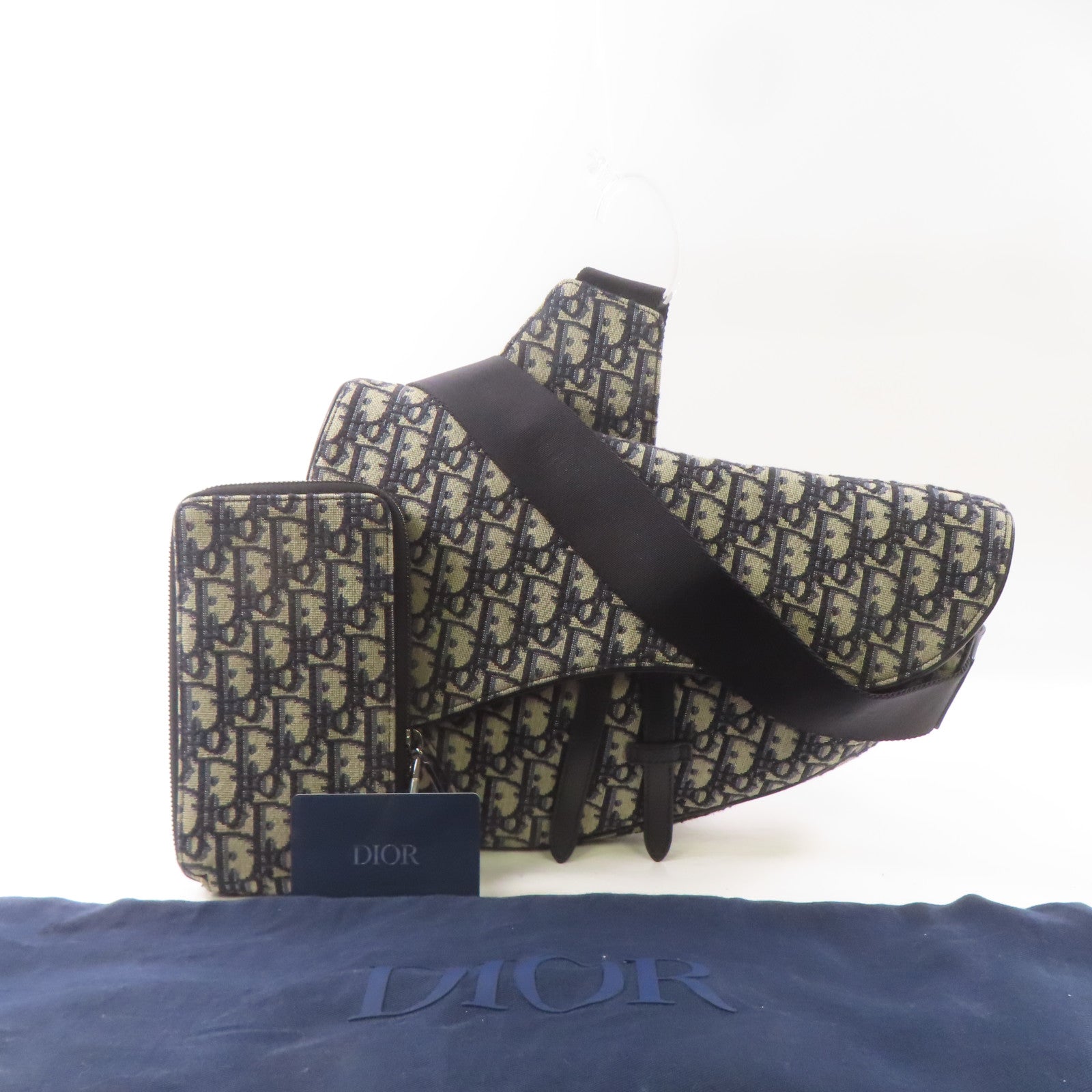 Dior 帆布Maxi Saddle Bag肩背袋黑色/米色/藍色