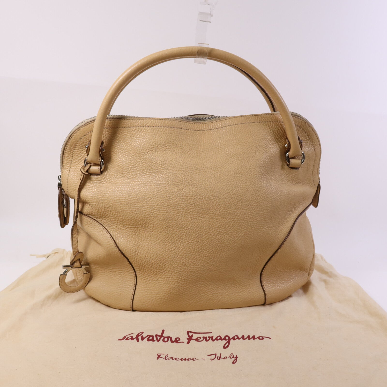 Salvatore Ferragamo 牛皮皮革Hand Bag銀扣手挽袋