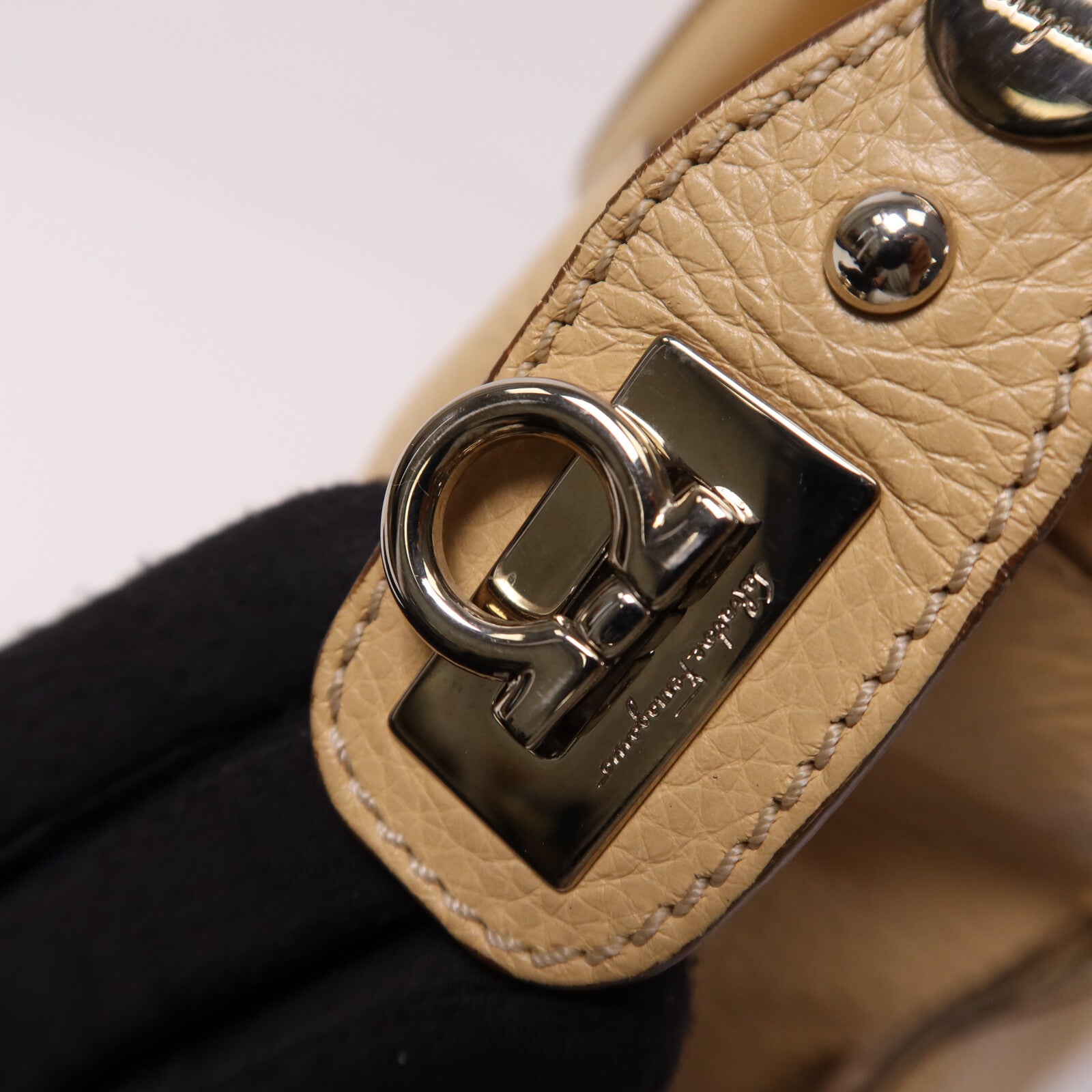 Salvatore Ferragamo 牛皮皮革Hand Bag銀扣手挽袋