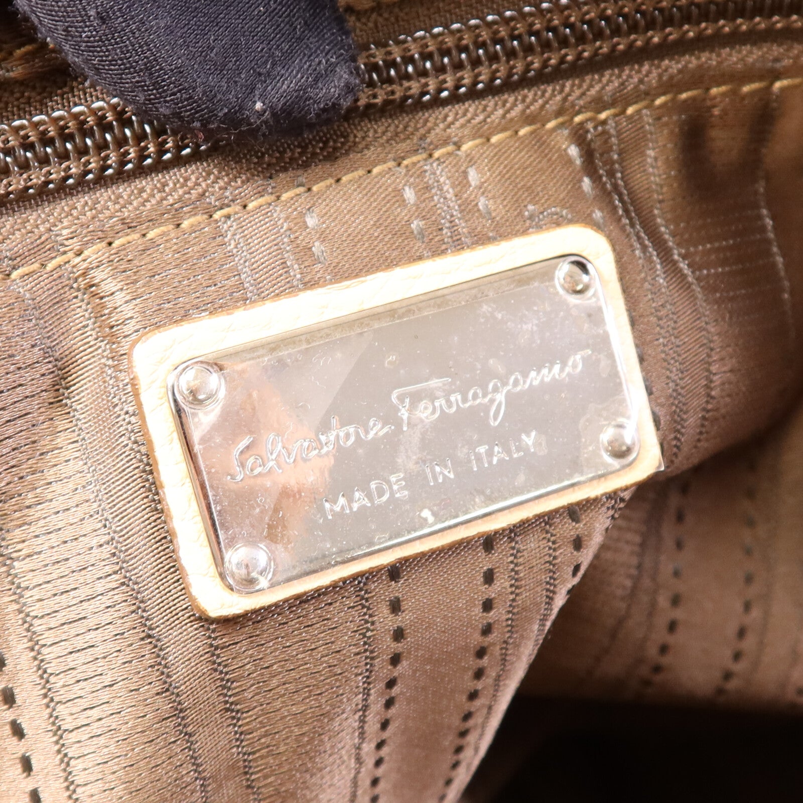 Salvatore Ferragamo 【激減優惠】牛皮皮革Hand Bag銀扣手挽袋