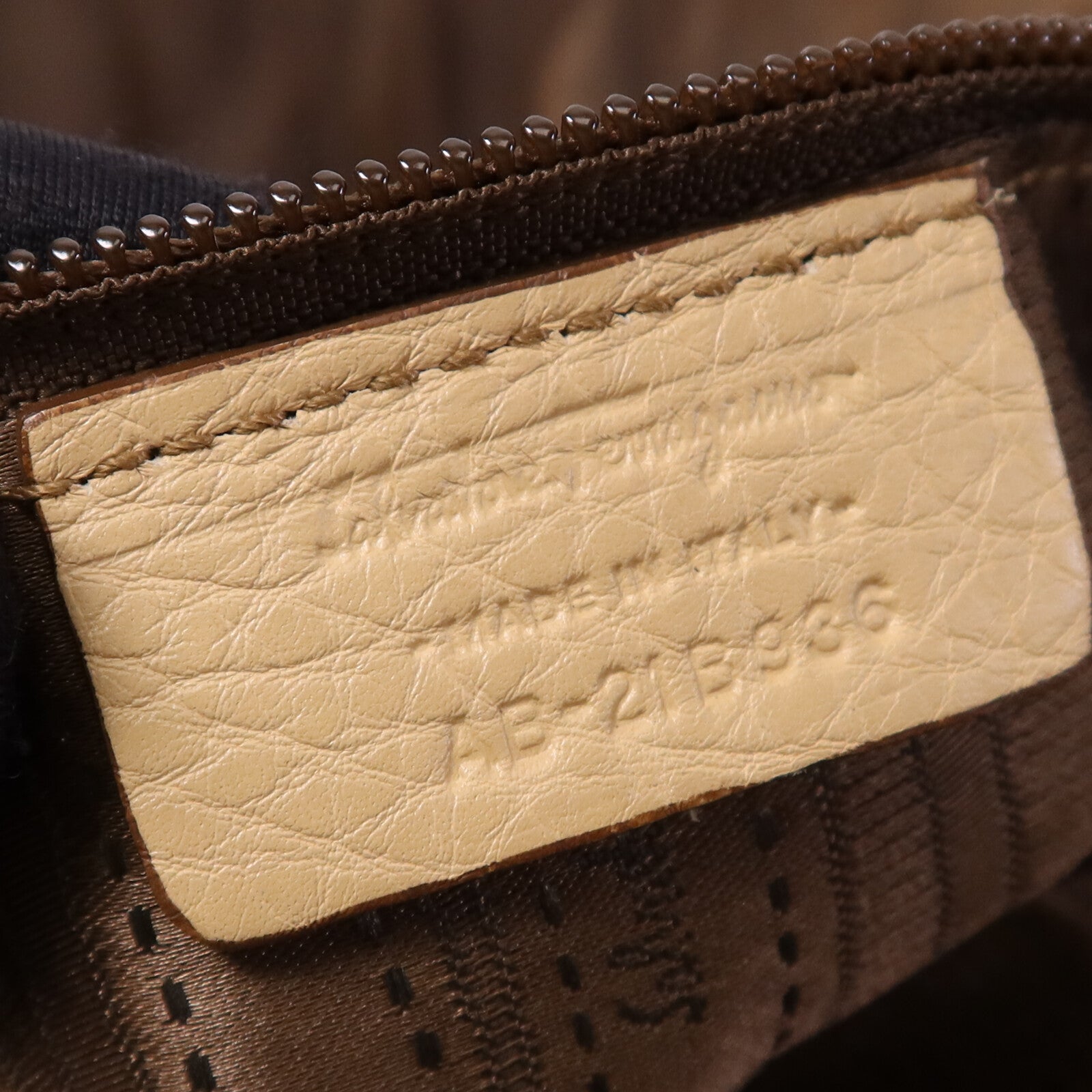 Salvatore Ferragamo 牛皮皮革Hand Bag銀扣手挽袋