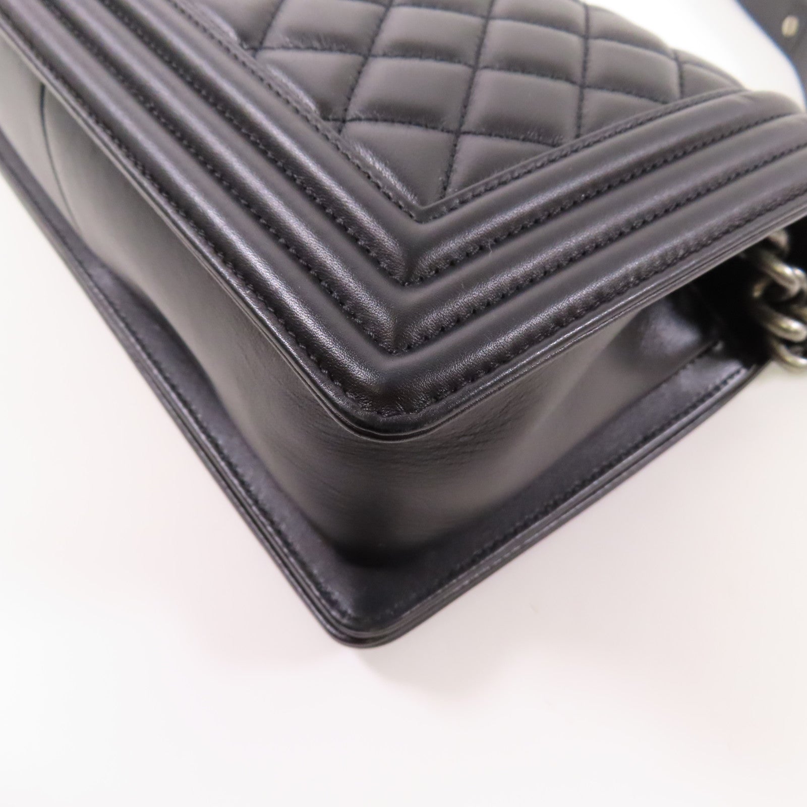 CHANEL 牛皮皮革Boy 25銀扣鏈帶肩背袋