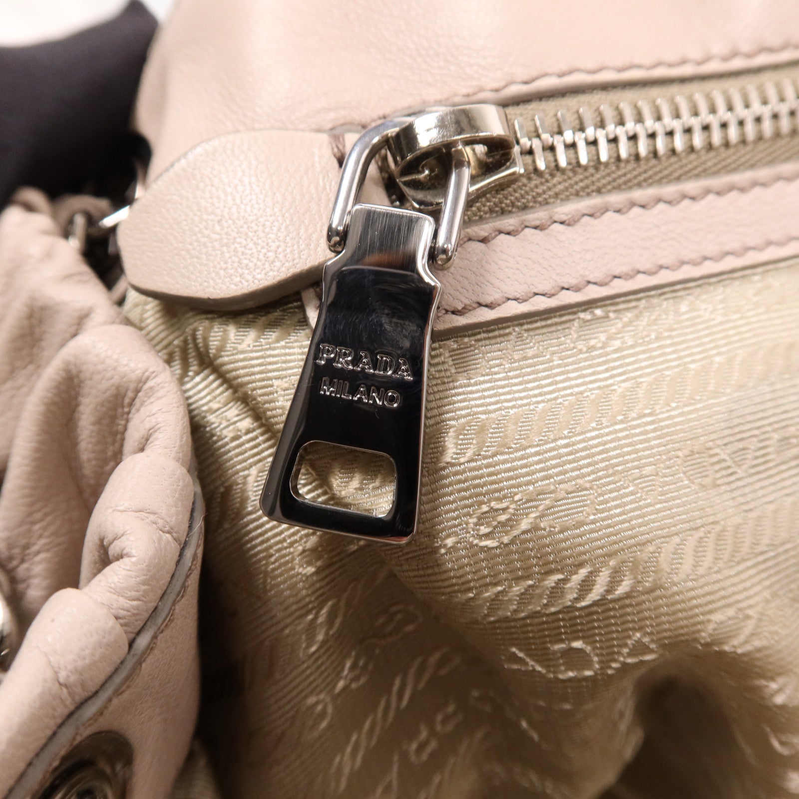 PRADA 牛皮皮革Shoulder Bag銀扣鏈帶肩背袋