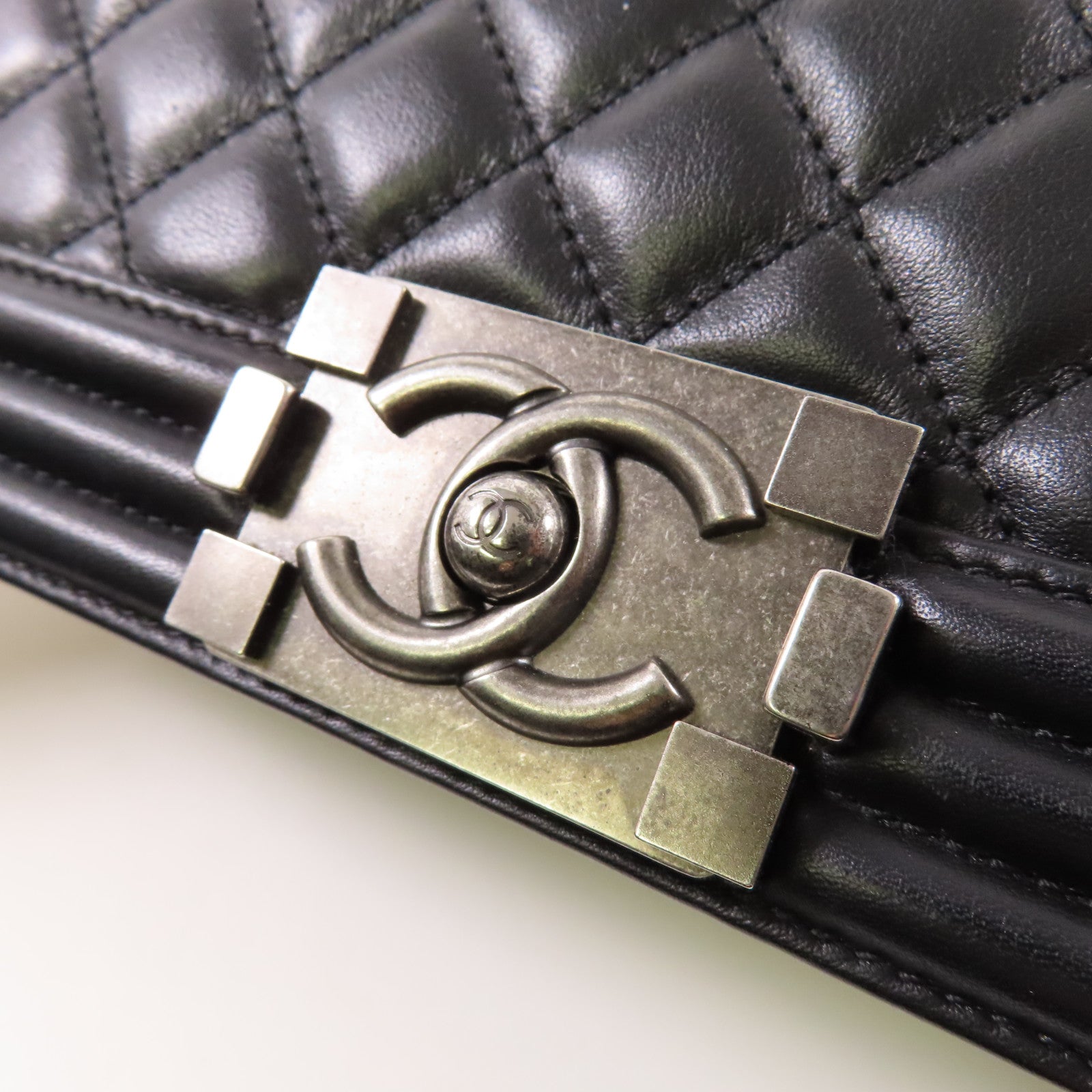 CHANEL 牛皮皮革Boy 25銀扣鏈帶肩背袋