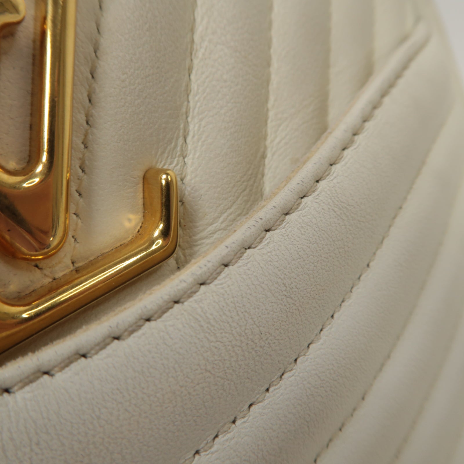 LOUIS VUITTON 牛皮皮革New Wave Camera Bag金扣鏈帶肩背袋白色